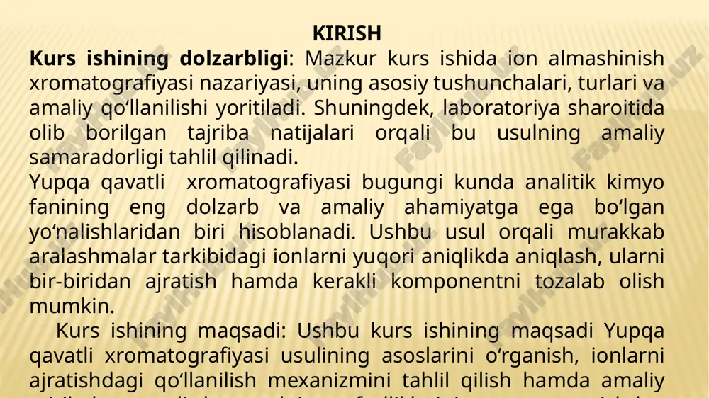 sida taqsimlanishi kerak. bunday xromatografiya taqsimlanish xromatografiyasi deb yuritiladi. turg‘un faza qattiq modda bo‘lib, aniqlanadigan modda unda yutilsa, bunday usul adsorbsion xromatografiya deyiladi. 1.3.yupqa qavatli xromatografiyasi haqida umumiy ma’lumotlar yupqa qavat xromatografiyasi n.a. izmaylov va m.s. shrayber tomonidan 1938 yilda yaratilgan bo’lsa ham, u faqat oxirgi yillarda keng qo’llanila boshladi. yupqaqavat xromatografiyasini murakkab ob‟ektlardagi noorganik va organik moddalarning tarkibini o`rnatishda va miqdorini aniqlashda ishlatiladi. tahlil bir-necha bosqichdan iborat: namuna va plastinkani tayyorlash; xromatografik kamerani tayyorlash; namuna komponentlarini bir-biridan ajratish; plastinka yuzasidan elyuentni yo’qotish; detektorlash; sifat va miqdor analizini amalga oshirish. ii-bob: tajribaviy qism 2.1. xromatografiyada ishlatiladigan asboblar va texnik vositalar xromatografiya zamonaviy analitik kimyoning asosiy ustun metodlaridan biri bo‘lib, uning muvaffaqiyatli qo‘llanilishi asosan foydalanilayotgan asbob-uskunalar va texnik vositalarning sifatiga, aniqligiga va zamonaviyligiga bog‘liq bo‘ladi. xromatografik tahlil jarayoni murakkab fizik-kimyoviy jarayonlarni o‘z ichiga olganligi sababli ushbu metodda qo‘llaniladigan asboblar ham har bir bosqich uchun maxsus ishlab chiqilgan va aniqlik bilan sinchkovlikni …