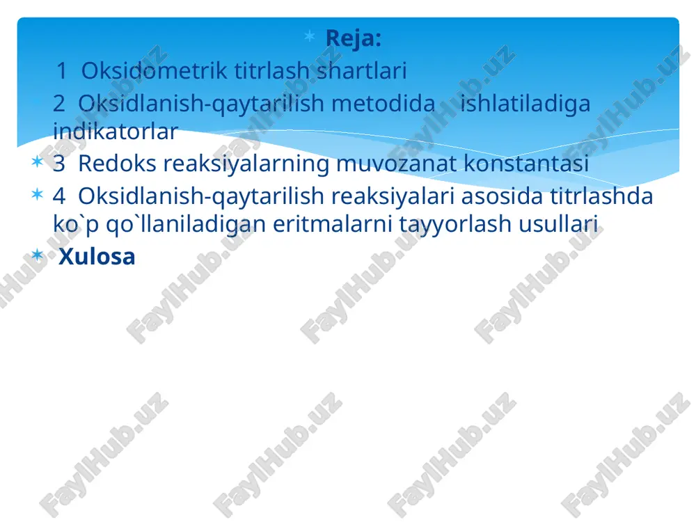 lish usuli bilan titrlashda ishlatila­digan indikatorlarni o’rganishga o’tishdan oldin shuni qayd qilib o’tish kerakki, agar titrlanayotgan eritmaning rangi reaktsiya natijasida yetarli darajada keskin o’zgaradigan bo’lsa, ba’zi hollarda indikator ishtirokisiz ham titrlash mumkin. masalan, turli qaytaruvchilarni kislotali muhitda permanganat bilan oksidlashda indikatorsiz titrlashdan foydalanish mumkin. ma’lumki, binafsha-qizil rangli mno–4 ioni qaytarilib, rangsiz mn2+ ioniga aylanadi. eritmadagi qaytaruvchi tamomila oksidlanib bo’lganidan keyin eritmaga ortiqcha bir tomchi permanganat qo’shilsa, eritma pushti rangga kiradi. oksidlanish — qaytarilish reaksiyalarining kerakli yo’nalishda siljish darajasini oydinlashtirishda oksidlovchi va qaytaruvchi o’rtasida muvozanat xolati vujudga kelishi mumkinligini nazarda tutish kerak. bunday holda muvozant konstantasini juftlarning standart redoks potensiallarini bilgan holda quyidagi formula bo’yicha hisoblash mumkin bo’ladi: lgk= bu yerda, k - muvozanat konstantasi, e01e011 - juftlarning standart redoks-potensiallari, n - qabul qilingan yoki yo’qotilgan elektronlar soni. redoks - indikatorlarga misol qilib. difenilamin nh(c6h5)2 ni olish mumkin. uning rangsiz eritmasiga oksidlovchilar ta’sir ettirilsa, u ko’k-binafsha tusga kiradi. difenilamin ko’pgina oksidloachilar …