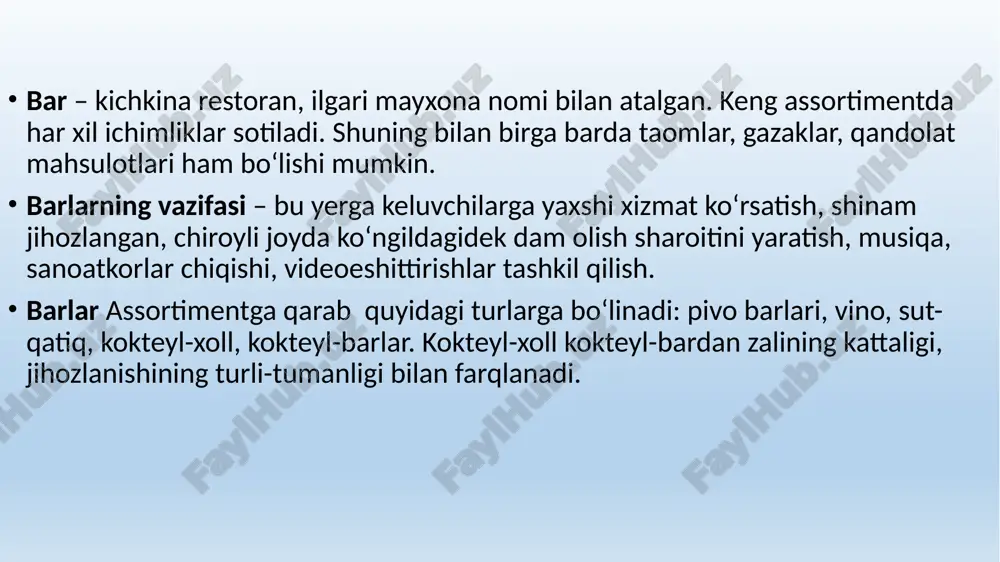adi yoki shishalarda beriladi. qo‘yib sotiladigan pivolar maxsus idishlardan yoki ishlab chiqargan zavod avtotsis-ternasidan bevosita avtomatlar orqali qo‘yib sotilishi mumkin. savdoda mevali va mineral suvlar bo‘lishi tavsiya qilinadi. hisob-kitob ofitsiantlar cheki orqali, o‘z-o‘ziga xizmat qilish joylarida bufetchi yoki sotuvchiga to‘lanadi. vino barlari – mehmonxonalar, restoran, kafelar qoshida faoliyat ko‘rsatadi. yengil ovqatlantirish ham mumkin, vaqti cheklangan, shoshilgan odamlar tez tamaddi qilib ketishi uchun juda qulay joy hisoblanadi. bunday barlar yirik restoranlar ichida joylashgan bo‘lsa, do‘stlar bilan uchrashish, mehmonlar kutish, suhbatlar qilishi choy yoki kofe ichib ketishi mumkin. gril-barlar – savdo markazlarida, shahar ichida, dam olish joylarida, odamlar gavjum magistrallarda, restoranlarda joylashgan bo‘ladi. gril-barda mijoz tanisq va noyob taomlarni olishi mumkin. bu yerdagi taomlar assortimenti mijozning tezlik bilan ovqatlantirishiga imkon beradi. bu barlarda eng ko‘p tarqalgan taomlardan qovurilgan baliq, jo‘ja, kabob, bifshteks bo‘ladi. gril-barlarda taom mijozning ko‘z oldida tayyorlanadi. gril-barlarda bar peshtaxtalari ro‘parasida stolchalar yoki uzun kursilar qo‘yiladi. peshtaxtaning ichki tomonida sotuvchi …
