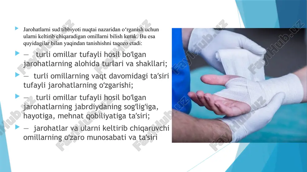 (tirnalma), momataloq, yara, chiqish, sinish, yorilish, ezgʻilash, ajratish, boʻlaklanshp kabi jarohatlarga boʻlinadi. shilinish (tirnalma). terining yuza qatlami, epidermis yoki shilliq pardaning shikastlanishiga shilinma deb ataladi. tirnalmalarning mavjudligi jarohatning qachon, qayerda va nima bilan yetkazilganligini ifodalaydi. jarohat yetkazilgan vaqtni aniqlash, ularning morfologik oʻzgarishlariga bogʻliq. tirnalayotganda tangensional taʼsir ostida epidermis shilinadi. shilingan joyda epidermis qat-qat boʻlib koʻchgan yoki koʻchmagan boʻlishi mumkin. koʻpincha epidermis bazal, tikansimon qatlami oraligʻida shilinadi. shilingan joyning usti hoʻl, och qizil (nim pushti) rangli, sogʻlom, shikastlanmagan (jarohatlanmagan) teri atrofidan pastroq joylashgan boʻlib, bir necha soatdan soʻng poʻstloq bilan qoplanadi. shilinmalarni har qanday buyumlar hosil qilishi mumkin. zarba yuzasiga qarab yumshoq toʻqimalarda shilingan joylar hosil boʻlishi mumkin. bunday hol katta ogʻirlik bilan siqilganda, masalan, arava yoki avtomobil gʻildiraklari bilan bosib oʻtilganda ham sodir boʻladi. bosh suyagi asosiga yetkazilgan zarba xususiyatiga monand hosil boʻlgan siniqlar yara chetlari sekin-asta bir-biriga yaqinlashib qoʻshila boshlaydi, shuning uchun yara uchlarida oʻtkir burchaklar hosil boʻladi. baʼzan …