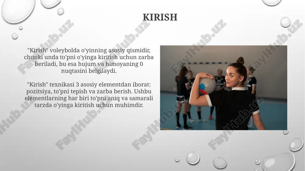 rvis mashqlarida, to’pni 3-4 metrdan otish va sakrash orqali zarba berish texnikasi o’rgatiladi, bunda gavda vaznini to’g’ri taqsimlash va kuchli zarba uchun harakatlarni muvofiqlashtirish muhim. mashqlar: to'p uzatish mashqlar davomida to‘pni uzatishda barmoqlarning vazni 10-15% bo‘lishi, bilaklar esa 85-90% harakatni ta'minlashi kerak. bu to‘pni aniq boshqarish uchun muhim. to'pni uzatish mashqlarida 5-7 metrdan uzoqlashmaslik, 3-4 metrdan balandga oshirmaslik maqsadga muvofiq, harakatlar esa 10-12 marta takrorlanishi lozim. mashqlar: hujum zarbasi hujum zarbasi mashqlari, masalan, 'to'pni urish nuqtasi'ni takomillashtirish uchun 10-15 daqiqa davomida devorga zarba berish texnikasini qo'llashni o'z ichiga olishi mumkin. sakrash balandligini oshirish uchun mashqlar 5-8 marta takrorlanadigan 'boks ustida sakrash' kabi plyometrik harakatlarni o'z ichiga oladi, bu esa zarba kuchini oshirishga yordam beradi. mashqlar: blok qo'yish blok qo'yish mashqlarida 1-raqamli vazifa, sakrash vaqtini to'g'ri belgilashdir, to'pga 0.5 soniya qolganda sakrash orqali raqib hujumini to'sish imkoniyatini oshiring. 2-asosiy mashq - qo'llarni to'g'ri joylashtirish: barmoqlar yoyilgan, bilaklar kuchli va raqib maydoniga …