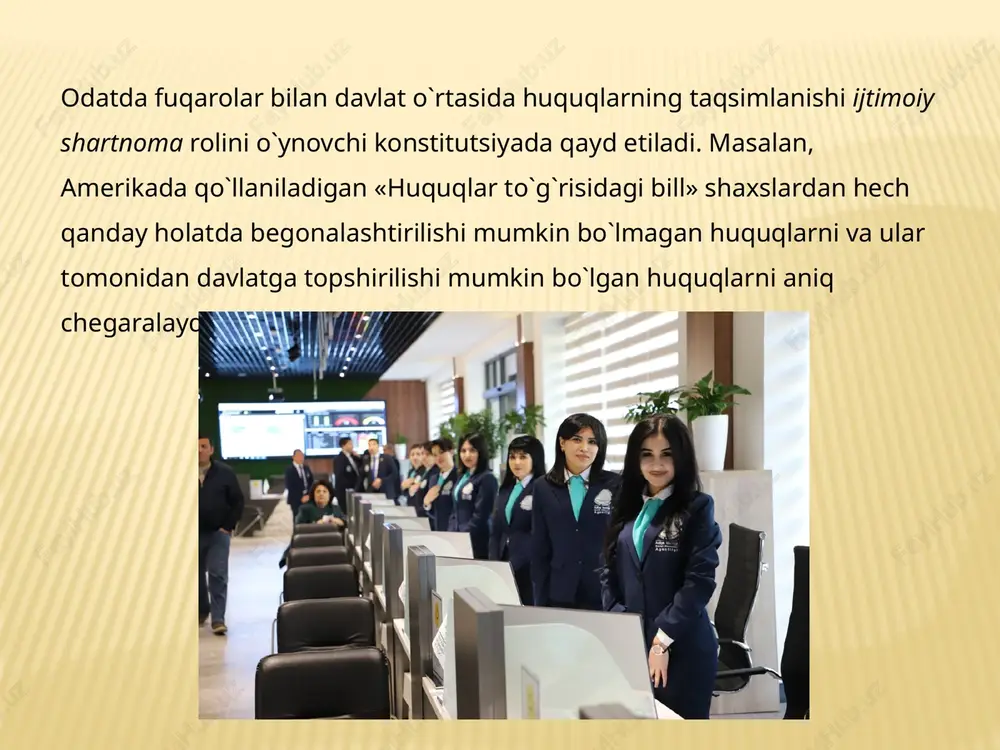 t apparatining ichida aylanuvchi axborotning buzib ko`rsatilishi darajasi shunchalik yuqori bo`ladi. bundan tashqari, monitoring va davlat tomonidan o`z vakillari – byurokratlarning opportunistik xatti-harakatlarini oldini olish xarajatlari ham ortadi. 4. davlat «chegarasi» firmaning bozorga nisbatan ekspansiyasi chegaralari kabi davlatning ham o`sish chegaralari mavjud. agar shartnomalar bajarilishining kafili funksiyalarini bajarish uchun to`liq davlat monopoliyasi qonunga bo`ysunishning yuqori xarajatlari shaklini qabul qiluvchi yuqori transaksiya xarajatlariga olib kelsa, u holda davlat barcha o`zaro munosabatlarda emas, balki faqat uning ayrimlarida kafil sifatida ishtirok etadi, deb taxmin qilish o`rinli. boshqa bitimlarda ular amalga oshirilishini kafolatlashning muqobil mexanizmlari amal qiladi. davlat kafolatlanadigan bitimlar doirasi nima bilan belgilanadi? xulosa shaxslar, kuch ishlatishni amalga oshirish uchun monopoliya asosida davlat mulkchilik huquqlarini ularning o`zlariga qaraganda samaraliroq tafsirlashi va himoya qilishini kutgan holda, o`z faoliyatini nazorat qilish huquqlarining bir qismini davlatga topshirishadi. shuning uchun institutsional nuqtai nazardan davlatning asosiy funksiyasi - mulkchilik huquqlarini tafsirlash va himoya qilishdan iborat. davlatning optimal o`lchamlari …