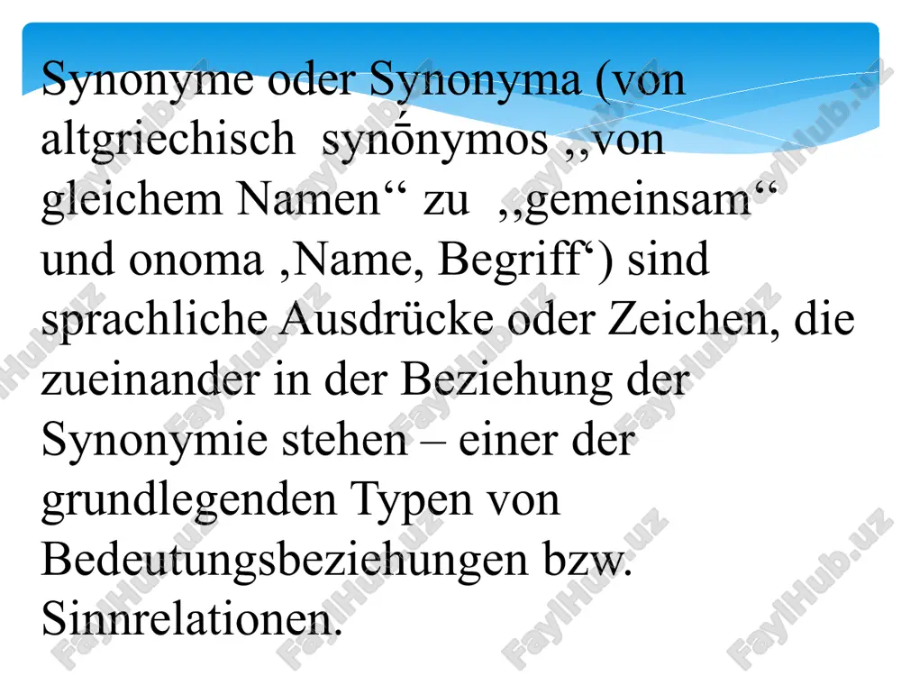 sind und in allen kontexten die gleiche wirkung haben. beispiele für strikte synonymenpaare im deutschen sind nach allgemeiner anschauung: orange – apfelsine; streichholz – zündholz. allerdings ist hier bereits einzuwenden, dass diese art von synonymie beim paar orange – apfelsine nur für die nordhälfte des deutschen sprachgebiets gilt. in der deutschschweiz etwa und in österreich ist apfelsine klar als teutonismus markiert. dieses wort als bestandteil eines textes würde ihn klar als in norddeutschland handelnd situieren. in texten, die in der schweiz oder österreich spielen, würde das wort befremdlich klingen und auch in bayern würde der gebrauch einen „zugereisten“ oder urlauber kennzeichnen. dieses beispiel kann demnach auch nur als bedeutungsähnlichkeit gewertet werden. selbst bei referenzgleichheit können somit „bedeutungsdifferenzen“ auftreten: „wertung durch den sprecher (pferd – klepper), soziolekt (geld – piepen), dialekt (mädchen – dirn), stilistische sprachebenen (zimmer – gemach), politischer sprachgebrauch (angriff – präventivschlag), euphemismus (sterben – heimgehen), fremdwortgebrauch (innenstadt – …
