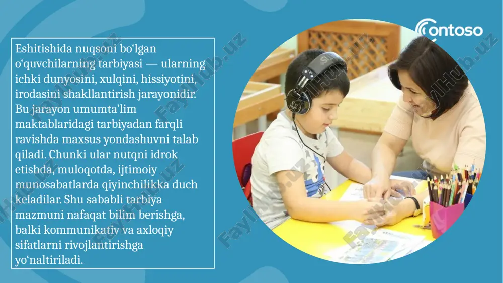 ish, o‘z his-tuyg‘usini ifoda etish, boshqalarni tushunish madaniyatiga o‘rgatadi. 13 13 eshitishida nuqsoni bo‘lgan bolalar jamiyatda o‘z o‘rnini topishi uchun ijtimoiy moslashuv zarur. bu jarayon ularni jamiyat qoidalarini bilish, o‘z huquq va majburiyatlarini anglash, tengdoshlari bilan muloqotda bo‘lish orqali amalga oshadi. shu orqali ular to‘laqonli fuqarolik pozitsiyasiga ega bo‘ladilar. tarbiyachi surdopedagogik jarayonda asosiy shaxsdir. u nafaqat bilim beradi, balki mehr, sabr, ishonch, muloqot madaniyati orqali bolaga ruhiy tayanch bo‘ladi. tarbiyachi bolada o‘ziga ishonch uyg‘otadi, uning shaxs sifatida shakllanishiga yo‘l ochadi. 14 eshitishida nuqsoni bo‘lgan bolalarni tarbiyalashda ota-onalar va maktab o‘rtasidagi hamkorlik hal qiluvchi ahamiyatga ega. ota-onalarga pedagogik maslahatlar, treninglar, qo‘llanmalar berilishi zarur. oiladagi psixologik iqlim bolaning maktabdagi muvaffaqiyatiga bevosita ta’sir qiladi. 15 xulosa xulosa qilib aytganda eshitishida nuqsoni bo‘lgan o‘quvchilarning tarbiyasi murakkab, ammo sharafli pedagogik jarayondir. to‘g‘ri tashkil etilgan tarbiya orqali bu bolalar jamiyatda o‘z o‘rnini topadi, barkamol inson sifatida voyaga yetadi. tarbiya jarayonida insonparvarlik, mehr, sabr va individual yondashuv …