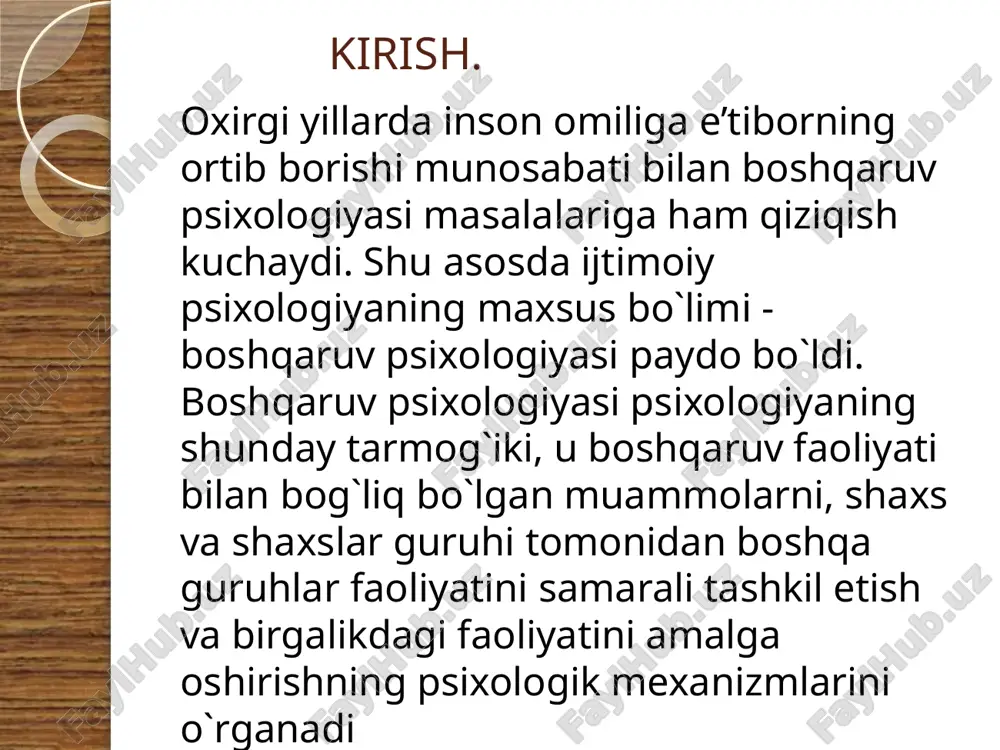 liyatining tashabbuskori va tashkilotchisi sifatida harakatlari omillariga bog`liqdir. liderlik roli nazariyasiga ko`ra (amerikalik tadqiqotchi r.beylz) liderlik - bu alohida rolni qabul qilishdir. ikkita bir biridan sezilarli farq qiladigan liderlik roli mavjud. birinchisi-professional roli, bajarilayotgan ish yuzasidan lider tomonidan bildirilayotgan va paydo bo’lgan muammoni hal qilishga mo’ljallangan taklif va fikrlar ikkinchisi- ‘’ijtimoiy-emotsional mutaxassis roli shaxslararo munosabatlardagi muammolarni hal qilish bilan bog’liq bo’lgan liderlik liderlik uslubi - lider yoki rahbar tomonidan unga bo`ysunuvchi yoki unga qaram bo`lgan odamlarga ta’sir ko`rsatish uchun qo`llaniladigan usul va metodlar to`plamidan iboratdir. liderlik uslubi kurt levin tomonidan taklif qilingan bo`lib, rahbarlikning uchta uslubi ajratilgan: boshqaruvda rahbarlik uslublari avtoritar rahbar demokratik rahbar liberal rahbar avtoritar rahbar - barcha ko`rsatmalarni ishchanlik ruhida aniq, ravshan, keskin ohangda hodimlarga yetkazadi. muloqot jarayonida ham hodimlarga nisbatan do`q-po`pisa, keskin ta’qiqlash kabi qat’iy ohanglardan foydalaniladi. uning asosiy maqsadlaridan biri - nima bilan bo`lsada, o`z hukmini o`tkazish. uning nutqi aniq va ravon, doimo jiddiy tusda …