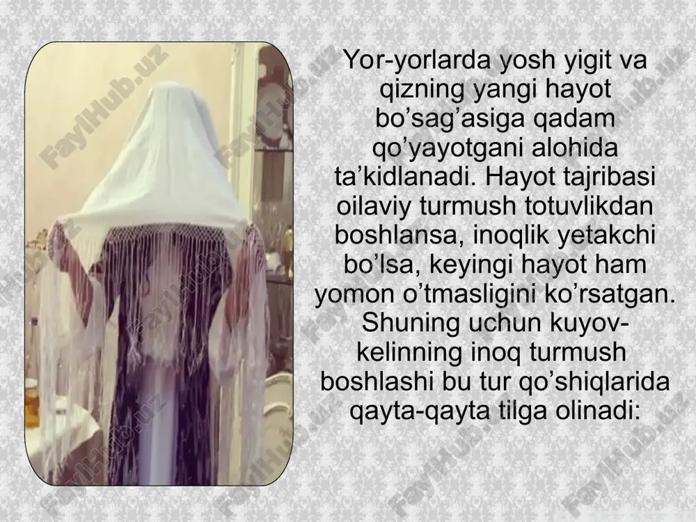 shiqsevar shaxs ijro etaversa, hatto yor-yorlarni ham to’rt-besh odam aytish mumkin bo’lsa, kelin salomlarni bitta qo’shiqchi va ba’zan ikkita qo’shiqchi ijro etishi odat tusiga kirgan. kelin salom marosimi to’y marosimidan alohida ajralgan holda o’tkaziladi. odatda, bu rasm orqali kelin salom ijrochisi o’z mahorati bilan yig’inga alohida fayz kiritishi mumkin bo’ladi. ehtimol, shuning uchun ham kelin salom ijrochilari mazkur qo’shiqlarda yumor detalidan unumli foydalanishga urinadilar. masalan: husayni uzumning g’o’rasi, kuyov bolaning jo’rasi, kuyov jo’ralariga bir salom. yoki: ko’ylaklari yamoqli, yopgan noni sanoqli, qaynonasiga bir salom. albatta, bunday kulgili o’rinlarga jiddiy munosabatda bo’lish to’g’ri emas. kelin salom marosimini o’tkazish jarayonini ko’z oldimizga keltirsak, bunday qo’shiq namunalari hech qanday asorat qoldirmasligiga ishonamiz. chunki, aynan shundan keyin quyidagi namuna keltiriladi. yursa yo’lni to’ldirgan, o'tirsa so’zni bo’ldirgan, qaynonasiga bir salom. kelin salomlar boshqa qo’shiqlardan farqli o’laroq uch misradan iborat bo’ladi. dastlabki ikki misra esa “bir salom” so’zlari bilan yakunlanadi. masalan: qora papoq yarashgan, qizlar izidan …