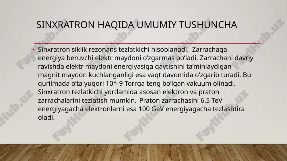 otasi sinxronlashtiriladi. bu zarralarning fazasini va tezlanishini aniq boshqarishga imkon beradi. sinxratronda zarracha tezligi oshsa ham, orbitaning radiusi deyarli o‘zgarmaydi, bu esa qurilmani ixchamlashtirishga imkon beradi (energiya magnit kuch bilan muvozanatga keltiriladi). sinxratron qo'llanilishi sinxratronlar fan va texnikaning ko‘plab sohalarida muhim amaliy qo‘llanmalarga ega. quyida ularning asosiy qo‘llanilish yo‘nalishlari keltirilgan: . materialshunoslik sinxratron nurlanishi yordamida materiallarning mikrotuzilmasi, kristall panjarasi, nuqsonlari o‘rganiladi. rentgen difraksiyasi va absorbsiyasi usullari bilan fazoviy tartib va atom joylashuvi aniqlanadi. . biologiya va tibbiyot proteinlar va boshqa murakkab molekulalarning atom darajasidagi tuzilmasi sinxratron yordamida aniqlanadi (masalan, rentgen kristallografiyasi). tibbiy tomografiya va nurlanish terapiyasida qo‘llaniladi (xususan, yuqori energiyali nurlanish orqali o‘simtalarni davolashda). yadro va zarrachalar fizikasi; sinxratronlar ba’zan zarrachalar fizikasi tajribalari uchun zarracha manbai sifatida ishlatiladi. yadro reaksiyalari, fundamental kuchlar va zarracha xossalarini o‘rganishda muhim rol o‘ynaydi. xulosa sinxrotron nurlanishining zamonaviy qo‘llanilishi ilmiy tadqiqotlar va sanoat rivojlanishiga katta hissa qo‘shmoqda. u yangi materiallar, samarali energiya manbalari, tibbiy dori-darmonlar …