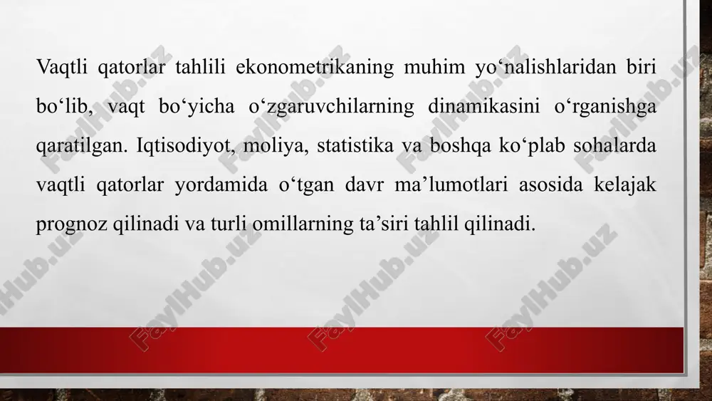 hlil qilishda statsionarlik juda muhim tushuncha bo‘lib, bu qatorning vaqt o‘tishi bilan o‘z xususiyatlarini o‘zgartirmasligini anglatadi. statsionar qator quyidagi shartlarga javob berishi kerak: 1. o‘rtacha qiymati vaqt bo‘yicha o‘zgarmas bo‘lishi. 2. dispersiyasi vaqt o‘tishi bilan bir xil bo‘lishi. 3. kovariatsiya vaqt oralig‘iga bog‘liq bo‘lib, qatorning umumiy uzunligiga bog‘liq bo‘lmasligi kerak. agar vaqtli qator statsionar bo‘lmasa, uni farqlash (differencing) orqali statsionarlikka keltirish mumkin. eng mashhur statsionarlik testi dickey-fuller testi bo‘lib, bu test yordamida qatorning birinchi tartibli farqlangandan keyin statsionar yoki statsionar emasligi tekshiriladi. avtokorrelyatsiya – vaqtli qatorning oldingi qiymatlarining keyingi qiymatlarga ta’sir qilish darajasini ko‘rsatadigan ko‘rsatkichdir. agar qator avtokorrelyatsiyaga ega bo‘lsa, bu degani, o‘zgaruvchining oldingi qiymatlari kelajak qiymatlarini bashorat qilishda muhim rol o‘ynaydi. ko‘rinishdаgi 1-tаrtibli аvtoregressiya modelini ko‘rib chiqаmiz. аvtoregressiya modelidаgi ko‘pаytuvchi cheksiz yig‘indi sifаtidа ko‘rilаdi. аgаr shаrt bаjаrilsа, uzoq muddаtli ko‘pаytuvchi kаttаligi chekli bo‘lаdi. avtokorrelyatsiyani baholash uchun ikki asosiy vosita mavjud: 1. avtokorrelyatsiya funktsiyasi (acf) – vaqtli qatorning turli laglar …
