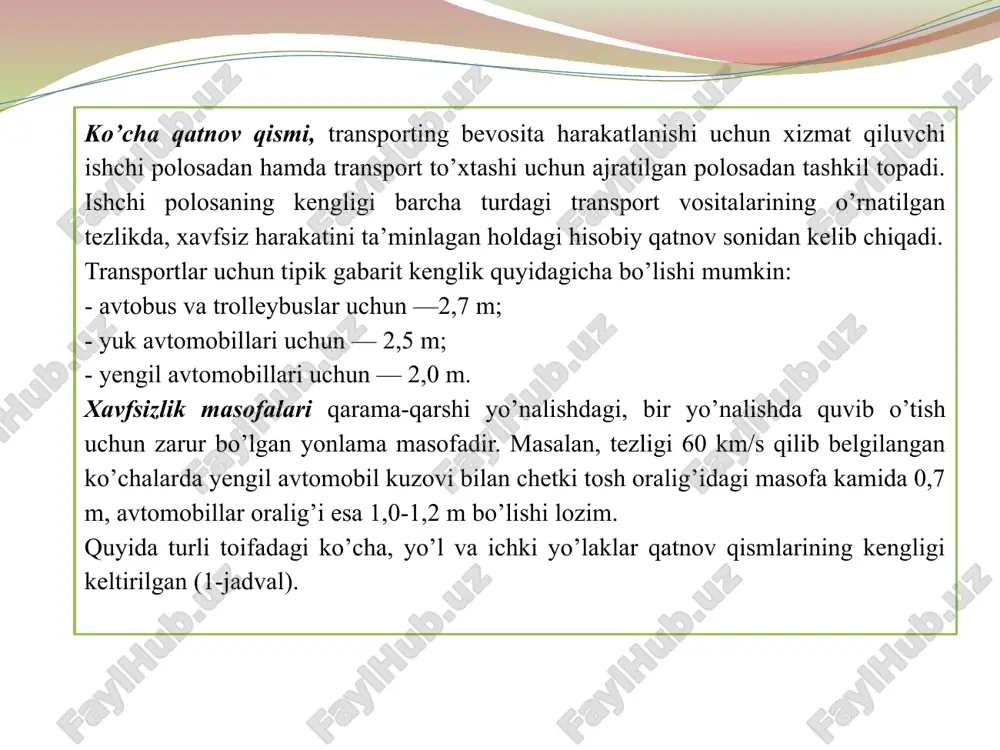 lning yarmi ko’rsatilgan). agarda turar joylar bir tomonlama bo’lsa, tezkor yo’llar egallaydigan hududning kengligi 80—105 m gacha kamayadi. tezkor yo’llar boshqa toifadagi ko’chalar bilan kesishganda, tezkor yo’llarni 3-5 m chuqurlikda o’tkazilishi maqsadga muvofiqdir. bunda chuqurlikning devorlari bir vaqtning o’zida shovqindan himoyalovchi ekran vazifasini bajaradi. mahalliy ko’chalardan tezkor yo’lga qo’shilish yoki undan chiqish uchun maxsus yonlama panduslar quriladi. panduslar, qiyaliklar bilan birgalikda chuqurlikdan o’tuvchi tezkor yo’llarning umumiy kengligi 110—130 m ni tashkil qiladi. 2-rasm. turli sathlarda loyihalangan shahar tezkor yo’llarining ko’ndalang kesimi (yo’lning yarmi ko’rsatilgan). uzluksiz harakatdagi umumshahar miqyosidagi magistral ko’chalar ham boshqa ko’cha va yo’llar bilan turli sathlarda loyihalashtirilib, umumiy kengligi 55—73 m ni tashkil etadi harakati boshqariladigan umumshahar miqyosidagi magistral ko’chalarda chorrahalar orasidagi masofa kamida 500 m bo’lishi lozim. umumshahar miqyosidagi magistral ko’chalarga tuman miqyosidagi yoki mahalliy ko’chalarning qo’shilgan joylari orasidagi masofalar ham kamida 300-500 m ni tashkil etadi. 3-rasm. harakati uzluksiz shahar magistral ko’chalarining ko’ndalang kesimi (tonnel oldida). …