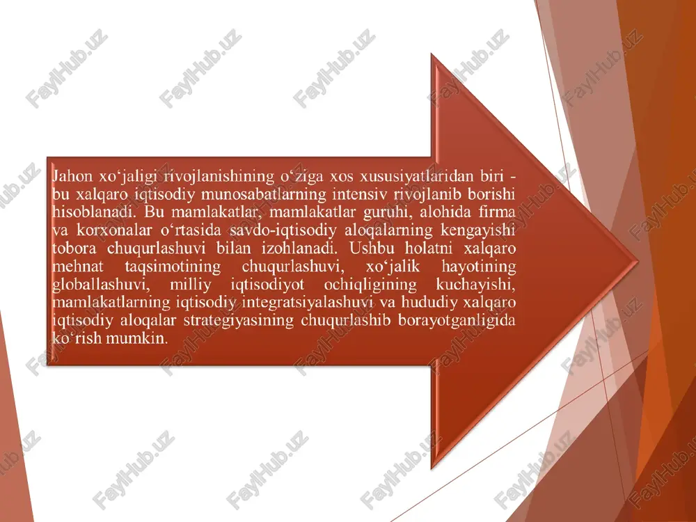 sa movut ishlab chiqarishda kamroq zaiflikka ega. ya’ni movut ishlab chiqarishga qilinadigan mehnat sarflari oʻrtasidagi farq vino ishlab chiqarishdagiga nisbatan kamroq. demak movut ishlab chiqarishga ixtisoslashish hisobiga xalqaro savdodan angliya ham yutadi. ya’ni, movut ishlab chiqarib, uni portugaliyaga sotish hisobiga 11/8 barrel vino (oʻzidagiga nisbatan 5/6 barrel) sotib olishi mumkin. ushbu vaziyatda angliyaning yutugʻi: 9 / 8 - 5 / 6 =7 / 24 = 0,29 barrel vino. bu misolda portugaliya uchun har bir barrel vinoga 9/8 dona movut sotib olgandagina xalqaro savdo foydali hisoblansa, angliya uchun esa har bir barrel vinoga 5/6 dona movut almashganda savdo foydali hisoblanadi. mahsulotlar bahosi oʻrtasidagi oʻzaro nisbat aniqlab olingandan keyin “savdo sharoiti” (terms of trade) tushunchasi savdo sharoitini aniqlab olish uchun esa “savdo sharoiti indeks” tushunchasi kiritilgan. bu indeks quyidagi formula orqali aniqlangan: eksport narxlar indeksi ei savdo sharoiti indeksi = ---------------------------------------- 100 = ----- 100 import narxlar indeksi ii indeksning oʻsishi (masalan, …