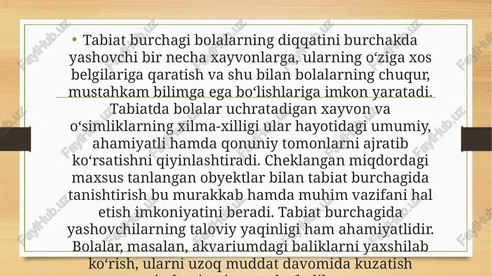 olishlari mumkin bo‘lsin. tabiat burchagida yashovchilarni doimiy va vaqtincha yashovchilarga ajratish mumkin. doimiy yashovchilarga xona gullari, qafasdagi qushlar, akvariumdagi baliqlar, katta guruhlarda esa xayvonlar kiradi. vaqtincha yashovchilaiga qisqa muddatga olib kiriladigan mahalliy o‘lka o‘simligi, xayvonlar, dastlabki bahorgi gullar, kuzda qiyg‘os gullaydigan gulxonadagi dekorativ o‘simliklar, xonadagi manzarali o‘simliklar, hasharotlar va shu kabilar kiradi. kichik guruh tabiat burchagi uchun o‘simlik va xayvonlarni tanlashda eng avvalo bolalarning narsalarni idrok etish xususiyatlari shuningdek, ta’limiy masalalar nazarda tutiladi. kichkintoylar 2—3 xil o‘simlikni bilib olishlari va ularning asosiy qismlarini (bargi, poyasi, guli) farqlay olib, nomlarini aytishlari lozim. ikkinchi kichik guruxdagi bolalar o‘simliklarni parvarish qilishga jalb qilinadilar: ular o‘simliklarga suv quyadilar (suvni kattalar tayyorlab beradi, qancha quyish lozimligini ham ular ko‘rsatishadi), nam latta bilan o‘simliklarning barglarini artadilar. xayvonlarni kuzatar ekanlar, bolalar xayvonlarni tashqi aniq belgilariga: gavda qismlari, harakatlanish xarakteri, chiqaradigan ovozlari va hokazolarga ko‘ra tanib olishni, tanasining asosiy qismlarini farqlashni o‘rganib oladilar. tarbiyachi bolalarni kuzatishga, savolni anglashga, …