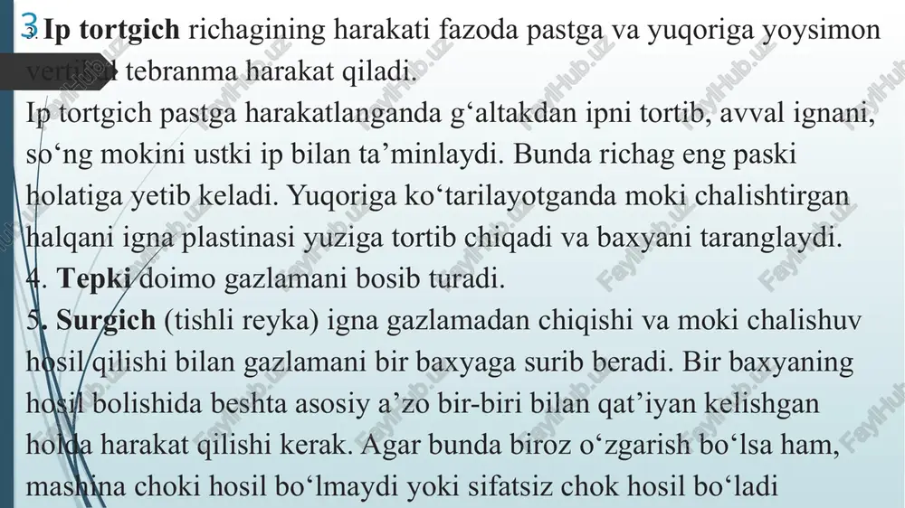 ib, valni soat strelkasi bo`yicha yoki unga teskari burish bilan o`zgartiriladi. 9 4. chokning uzunligi gaykani bo`shatilib dastakni mashina o`yig`i bo`ylab tepaga yoki pastga surib, o`qni xolatini o`zgartirish bilan amalga oshiriladi. 5. materialni surish mexanizmini igna mexanizmi bilan ishlash sinxronligi ekstsentrikni ikkala vintlarini bo`shatilib, uni bosh val atrofida burish yo`li bilan bajariladi. 10 1022-m, 97-a, 202, 697, 597 va 862 sinf mashinalarining buyumni surish mexanizmlari xaqida qisqacha ma'lumot. 1022-m va 97-a sinf mashinalarida buyumni surish mexanizmida xarakat bosh valdan tishli tasma orqali uzatiladi, xamda ko`tarish va surish ekstsentriklari va boshqa detallar xammasi platforma ostida joylashgan. 202 sinf mashinasida buyumni surish mexanizmida ostki va ustki tishli reyka uzellari qo`llangan bo`lib, yuqoridagi tepkilarning biri buyumni siqib turish vazifasini bajarsa, ikkinchisi materialni yuqorigi qavatini ma'lum siljish bilan, ya'ni materialda solqi xosil qilib surish vazifasini bajaradi. buning uchun yuqorigi ikkala tepkilarni ostida tishlar kesilgan. 11 697 sinf mashinasida materialni surish uchun ikkita ostki tishli …