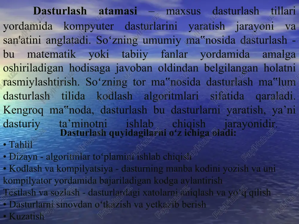 ompyuter bilan ishlash jarayoni dasturni, ya’ni aniq belgilangan buyruqlar toʻplamini aniq belgilangan tartibda bajarishdan iborat. koʻrsatmaning nol va birdan iborat boʻlgan mashina shakli markaziy protsessor tomonidan qaysi harakatni bajarishi kerakligini koʻrsatadi. bu shuni anglatadiki, kompyuterga uning bajarishi kerak boʻlgan harakatlar ketma-ketligini aytib berish uchun tegishli buyruqlarning ikkilik kodlari ketma-ketligini koʻrsatishingiz kerak. mashina kodlari dasturlari minglab koʻrsatmalardan iborat. bunday dasturlarni yozish qiyin va zerikarli. dasturchi har bir dasturning nollari va ikkilik kodlari kombinatsiyasini hamda uni bajarishda foydalaniladigan ma‟lumotlar manzillarining ikkilik kodlarini eslab qolishi kerak. insonning tabiiy tiliga yaqinroq boʻlgan biron bir tilda dastur yozish va kompyuterga ushbu dasturni mashina kodlariga oʻtkazish ishlarini ishonib topshirish ancha osonroq. dasturlarni yozish uchun maxsus ishlab chiqilgan tillar - dasturlash tillari hisoblanadi. demak, dastur biror masalani echish uchun kompyuter baja-rishi mumkin bo'lgan ko'rsatmalarning izchil tartibidan iborat ekan. kompyuter uchun dastur tuzish jarayoni dasturlash va dastur tuzadigan kishi dasturchi deb va kompyuter tushunadigan "til" dasturlash tili deb …