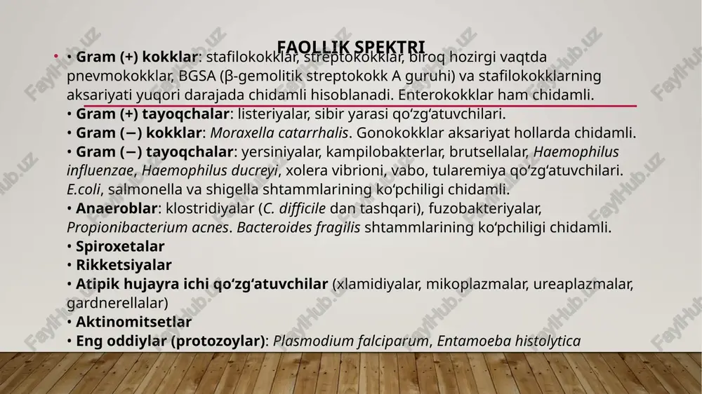 satmalar qo‘llashga qarshi ko‘rsatmalar: • 8 yoshgacha bo‘lgan yosh (dokstsiklin 8 yoshgacha bo‘lgan bolalarda faqat sibir yarasining oldini olish uchun ruxsat etiladi) • homiladorlik • emizish davri • jigar og‘ir kasalliklari • buyrak yetishmovchiligi (tetrasiklin uchun) ogohlantirishlar: • tetrasiklinlar me’da-ichak traktida oziq-ovqat (ayniqsa sut mahsulotlari) va antatsidlar tarkibidagi sa (kalsiy), mg (magneziy), al (alyuminiy) kationlari bilan reaksiyaga kirishadi. natijada erimaydigan xelat birikmalar hosil bo‘ladi, ular deyarli ichakda so‘rilmaydi, bu esa tetrasiklinlarning biomavjudligini keskin kamaytiradi. shuning uchun bemorga davolanish davomida sut mahsulotlari va antatsidlarni iste’mol qilmaslik kerakligi haqida albatta ma’lumot berilishi zarur. • tetrasiklinlarning fotosensibilizatsiya qiluvchi ta’sirini hisobga olgan holda, quyosh nurlariga ta’sir qilishni cheklash tavsiya etiladi. aminoglikozidlar ta’sir xarakteri – bakteritsid. • ta’sir mexanizmi – ribosomalarda oqsil sintezini buzish. • ta’sir doirasi – keng aminoglikozidlar β‑laktamlar bilan solishtirganda tezroq bakteritsid ta’sirga ega, allergik reaksiyalarni juda kam chaqiradi, ammo anchagina toksikdir. aminoglikozidlarning asosiy klinik ahamiyati ularning grammanfiy bakteriyalarga nisbatan faolligida namoyon …
