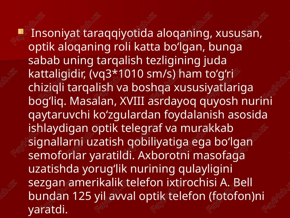 nur o‘tkazuvchi tolalarni yaratdilar. bunday tolalar uzun to‘lqinli optik aloqa liniyalarida ishlatsa bo‘ladigan sifatlarga ega edi. shuning uchun 1970 yil tolali optikaning tug‘ilgan yili deb sanala boshlandi. ana shundan so‘ng tolali optika aloqasi misli ko‘rilmagan tezlik bilan rivojlanib ketdi, ular ishlatiladigan sohalar ko‘paya boshladi: telefon tarmoqlari orqali ishlaydigan televideniye, aviatsiya va dengiz flotida, bort aloqasi, hisoblash texnikasi, texnologik jarayonlarni boshqarish va nazorat qilish tizimi va h.k.larda ham ishlatila boshlandi. bundan tashqari, nurli tolalarning tashqaridan tushuvchi elektromagnit to‘lqinlarning ta'sirini sezmasligi, vaznlari kam va ixchamligi ham aniqlandi. shunday qilib, optik aloqa tizimlarining negizi shaffof va toza shishadan qilingan tola bo‘lib, u yaxshi xizmat qiladi. optika qonunlaridan ma’lumki, tola ichiga kiritilgan nur tashqariga chiqmasdan tarqala oladi. bunda tola to‘g‘ri chiziq bo‘yicha yo‘nalgan yoki barabanga o‘ralgan bo‘lishi mumkin. buning sababi nur tola ichida tarqalar ekan, uning chegarasiga tushadi va yana ichkariga to‘la qaytadi. bu nur tolaning ikkinchi chegarasiga tushadi va yana undan ichkariga to‘la …