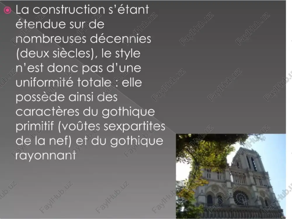 la construction s’étant étendue sur de nombreuses décennies (deux siècles), le style n'est donc pas d'une uniformité totale - Page 3
