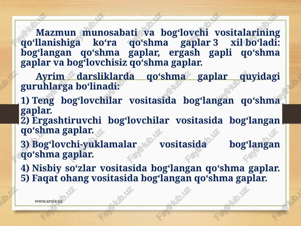 zlarning takrorlanishi, gap qurilishi, umumiy bo‘laklar vositasida birikadi: kech kirdi, tevarak-atrofga qorong‘ulik tusha boshladi. bu qo‘shma gapdagi sodda gaplar o‘zaro faqat ohang yordamida bog‘langan, ularning o‘rnini almashtirib bo‘lmaydi. www.arxiv.uz bog‘lovchisiz qo‘shma gaplar quyidagi turlarga bo‘linadi: bog‘langan qo‘shma gapga sinonim bo‘lgan bog‘lovchisiz qo‘shma gap: tig’ yarasi tuzaladi, til yarasi tuzalmaydi. ergashgan qo‘shma gapga sinonim bo‘lgan bog‘lovchisiz qo‘shma gap: qor yog‘di – don yog‘di. (o‘xshatish) bog‘lovchili qo‘shma gapga sinonim bo‘lmagan bog‘lovchisiz qo‘shma gap: xushxabar olib keldim: garnizon yanchildi. (sh.) bog‘lovchisiz qo‘shma gaplar tarkibida tinish belgilari quyidagicha qo‘llanadi: agar bog‘lovchisiz qo‘shma gap qismlari bir paytda yoki ketma-ket yuz bergan voqea-hodisalarni ifodalasa, ular orasiga vergul qo‘yiladi: arava g‘ijirlab borar, aravakash xirgoyisini bir zumga ham to‘xtatmas edi. agar bog‘lovchisiz qo‘shma gap qismlari o‘zaro mazmunan bir-biridan ancha uzoq bo‘lsa, ular orasiga nuqtali vergul qo‘yiladi: yomg‘ir chelakdan quyganday sharillab yog‘ardi; uning hayoli uzoq yoshlik paytlarida kezar edi. politsmeyster zinada to‘xtadi; uning basharasi yovuz va quturgan edi. (o.) …