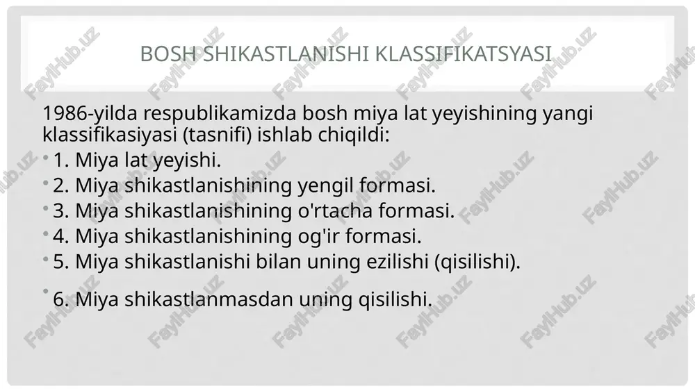 rafiya va elektroensefalografiya instrumental tekshirishlar bilan aniqlanadi angiograf kompyuter tomografiya eeg 16 pnevmotoraks ko'krak qafasining urilishi va qisilishi, qovurg'a sinishi, ko'krak qafasidagi qon tomirlarining yorilishi, plevra va o'pka butunligi buzilishi bilan kechadi. yurak kamroq shikastlanadi. gemotoraksga va teri osti emfizemasiga sabab bo'ladi 17 pnevmotoraks deb, o'pka yirtilganda havoning plevra bo'shlig'ida to'planishiga aytiladi. plevra bo'shlig'ida to'plangan havo o'pkani va ko'ks oralig'ini sog' tomonga siljitadi. pnevmotoraks ko'pincha bir tomonlama bo'lib, qovurg'a sinishi va suyak siniqlari bilan plevra, o'pka butunligi buzilganda namoyon bo'ladi. ammo ba’zida o'pka to'qimasi kasallik natijasida m o'rt bo'lgan ida (kista, gem artrom a) spontan pnevmotoraks vujudga keladi. pnevmotoraks ochiq, yopiq va klapanli turlarga bo'linadi. 18 pnevmatoraks turlari ochiq pnevmatoraks yopiq pnevmatoraks klaponli pnevmatoraks 19 ochiq pnevmotoraks plevra bo'shlig'ida yig'ilgan havo ko'krak devorining jarohati yoki yirik bronx orqali atmosfera havosi bilan tutashgan bo'lsa, ochiq pnevmotoraks deyiladi. 20 yopiq pnevmatoraks yopiq pnevmotoraksda plevra bo'shlig'iga yig'ilgan havo tashqi muhit bilan aloqada bo'lmaydi …
