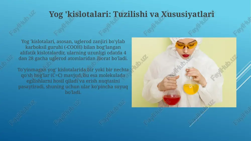 il qilishni ta'minlaydi. kirish esterifikatsiya va transesterifikatsiya yog 'kislotalari reaktsiyalari bo'lib, bu erda esterifikatsiya yog 'kislotasini spirt bilan birlashtiradi, transesterifikatsiya esa esterlarni almashtiradi, ko'pincha bioyoqilg'i ishlab chiqarishda qo'llaniladi. kirish – yog 'kislotalarining ajralish reaktsiyalari haqida qisqacha ma'lumot beradi, masalan, saponifikatsiya jarayoni triglitseridlarni yog 'kislotalari va glitseringa ajratish uchun ishlatiladi. yog 'kislotalarini ajratish uchun distillash ko'p hollarda, yog 'kislotalarini ajratish uchun vakuumli distillash qo'llaniladi, bunda bosim kamaytiriladi, natijada 150-250 °c haroratda parchalanishsiz distillash imkoni yaratiladi. distillash jarayonida yog 'kislotalari qaynash nuqtalaridagi farqga asoslanib ajratiladi, bunda past molekulyar og‘irlikdagi yog‘ kislotalari birinchi bo‘lib bug‘lanadi, keyin esa yuqori molekulyar og‘irlikdagilari. margarin ishlab chiqarish: gidrogenlash margarin ishlab chiqarishda gidrogenlash, suyuq o'simlik yog'larining qo'sh bog'larini to'yintirib, ularni xona haroratida qattiqroq holatga o'tkazadi. nikel katalizatori ishtirokida olib boriladigan gidrogenlash jarayoni, yog'ning tarkibidagi trans-yog' kislotalari miqdorini oshirishi mumkin, bu sog'liq uchun zararli. murakkab efirlarni gidrolizlash murakkab efirlarni gidrolizlash, suv ishtirokida efir bog'lanishini uzish orqali, kislota va spirt …