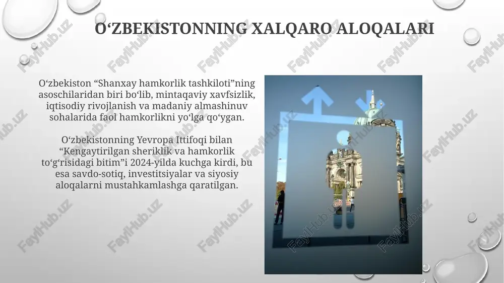 o'yxatiga kiritilgan. uning devorlari ichida 250 ta eski uy va 60 ta tarixiy inshootlar joylashgan. mustaqillik yillari: rivojlanish va oʻzgarishlar taʼlim sohasida, mustaqillik davrida oʻzbekiston 12 yillik majburiy taʼlim tizimidan voz kechib, oʻrta maxsus taʼlimni diversifikatsiya qildi va oliy taʼlim muassasalari sonini 2 barobarga oshirdi, sifatni yaxshilashga eʼtibor qaratildi. mustaqillik yillarida oʻzbekiston 1993-yilda milliy valyuta – soʻmni joriy etdi va 2003-yilda valyuta ayirboshlashni liberallashtirdi, bu esa tashqi savdo va investitsiyalarning sezilarli darajada oʻsishiga olib keldi. oʻzbekiston haqida umumiy maʼlumot oʻzbekiston mustaqillikka 1991-yil 1-sentabrda erishdi va shu kundan beri prezident boshchiligidagi konstitutsiyaviy respublika sifatida rivojlanmoqda, koʻplab islohotlar amalga oshirilgan. oʻzbekiston aholisi 36 milliondan ortiq kishini tashkil etadi, bu uni mintaqadagi eng koʻp aholiga ega davlatga aylantiradi, aholining katta qismi oʻzbek tilida gaplashadi. oʻzbekistonning sanʼati va hunarmandchiligi oʻzbek kashtachiligi, ayniqsa suzani, ipak matoga tikilgan gulli naqshlar bilan ajralib turadi, har bir mintaqaning oʻziga xos uslubi bor, masalan, buxoroning oltin kashtalari. oʻzbekiston kulolchiligi …