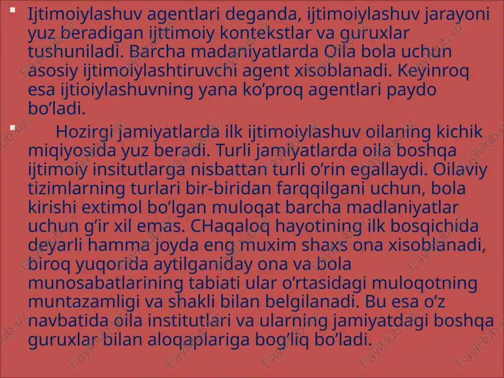 ganda demokratikroq ekanligiga urg’u bekradi. piaje shuni ham takidlaydi hokimiyatga ega bo’lgan ota-onalar bolalariga hulq atvor meyyorlarini majburan o’tkazishlari mumkin. tengdoshlar guruxlariida esa bola hulq atvor qoidalarini o’zgartirish va tekshirib ko’rish imkongiyatini beradigan o’zaro tao’sirning boshqacha sharoitlarini uchratadi. tengdoshlar bilan munosabatlar insonning umri davomida o’z ahamiyatini yo’qotmaydi bu ayniqsa individual bitta norasmiy guruxga azo bo’ladigan yoki butun umriga bir xil do’stlar guruxiga ega bo’ladigan kichik aholi yashash punktlari uchun xos. bunday bo’lmagan taqdirda ham tengdoshlar bilan munosabattlar bolalik va o’smirlik davrlaridan keyin ham sezilarli tasir o’tkazadi. ish joylarida yoki boshqa vaziyatlarda bir-xil yoshdagi odamlarning norasmiy guruxlari individ odamlari va pozittsiyasining shakllanisho’ida juda muxim ahamiyatga egadir. shaxsning ijtimoiylashuviga maktab ham o’z tasirini o’tkazadi. maktab talimi rasmiy jarayon, chunki o’rganiladigan predmetlarning majmui mahsus qayd etib o’tiladi. bolalar sinfda teng o’tirishlari shart. ular o’qtuvchilarning talablarini qabul qilishi va ularga javob reaktsiyasi qilishiga majbur. bularning barchasi maktabni tugatgandan keyin ish tanlash bilan bog’liq bo’ladi. …