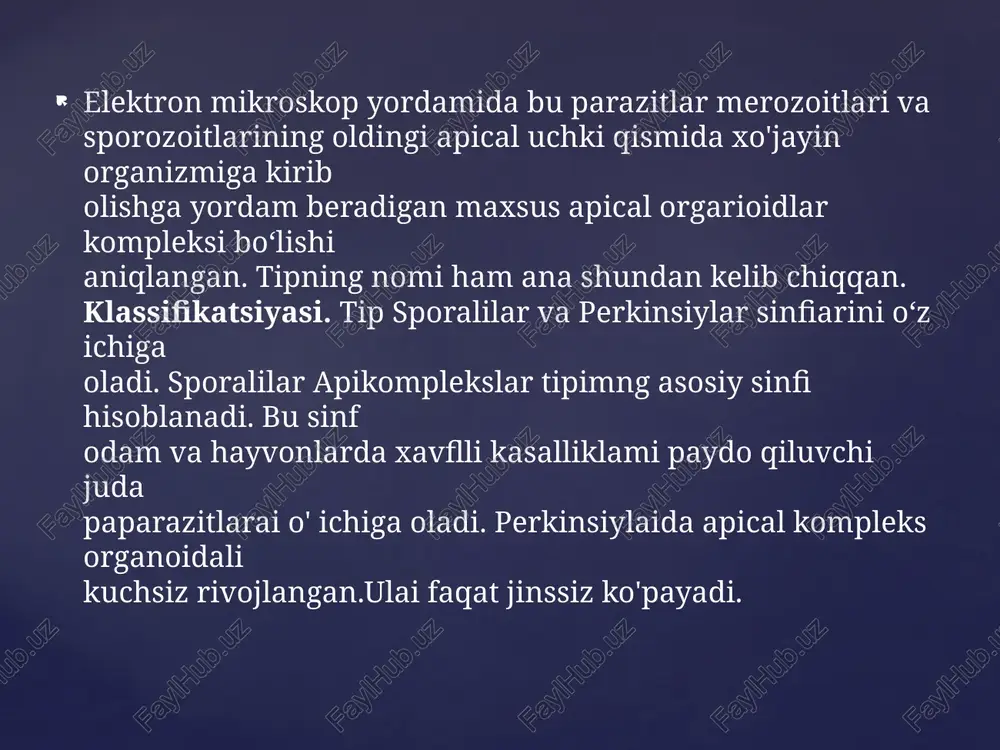 nalar ancha yirik ( if» mm gacha) duksimon, tana bo‘shlig‘idan olingan vakillari esayumaloq shnklda bo‘ladi. ancha murakkab tuzilgan gregarinalarning tanasida ymlrosi joylashgan eng yirik oxirgi bo‘limi deytomerit va undan oldingi im’lmii protomerit deyiladi (13-rasm). protomeritda yopishuv organ i>i>itm-rit joylashgan. epimerit og‘izcha vazifasini ham bajaradi. deytomerit va protomerit bo‘limlari bir-biridati tiniq sitoplazma qatlami l*i ian ajralib turadi. bu qatlam ektoplazmadan hosil boiadi. 55 gregarinalaming epimeriti ichak devoriga yopishib turish uchun xizmai qilgani sababli turli shaklga ega bo‘ladi. gregarinalaming hujayrasi tashqi tomondan pellikula qobiq bilan qoplangan. sitoplazma juda aniq chegara bilan tiniq ektoplazma va birmuncha qorarntir-qong'ir endoplazmaga ajralib turadi gregarinalaming harakatlanish organoidlari bo‘lmaydi. ular pellikulasida tana bo‘ylab jo)dashgan maxsus burmalaming to ‘lqinsimon harakatlanishi natijasida asta-sekin sirpanadi. gregarinalar faqat umurtqasiz hayvonlarda parazitlik qiladi. gregarinalar sporalilar orasida yirikligi bilan ajralib turadi. uzunligi 10-16 mkm. ular umurtqasiz hayvonlar-suvaraklar, mitalar, ninachilar va ba'zi qo’ng’izlaming ichaklarida parazitlik qilib yashaydi. gregarina tanasining shakli uzun chuvalchangsimon bo’lib, uch qismdan …