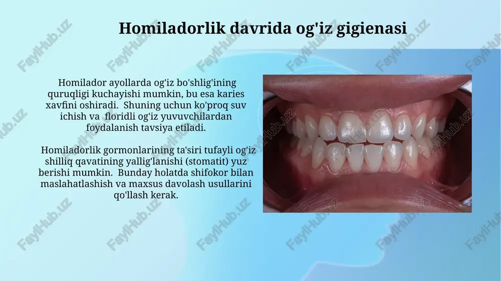 'qota olmaydi. tilni tozalash tilni tozalashda kuniga kamida ikki marta, yumshoq til tozalagich yoki yumshoq tukchalik tish shyotkasidan foydalanish tavsiya etiladi, bu bakteriyalarning yig'ilishini kamaytiradi. tilning orqa tomonidan oldinga, ya'ni tomoqdan tilning tashqi qismiga tozalash kerak, bu esa hid chiqaruvchi bakteriyalarni samaraliroq yo'q qiladi. tishlarning orasini tozalash tishlarning orasini tozalashda 2-3 mm chuqurlikdagi gingival cho'ntaklarni shikastlamaslik uchun ehtiyotkorlik bilan harakat qilish lozim, chunki bu yallig'lanishga olib kelishi mumkin. tishlarning orasini kuniga kamida ikki marta, yumshoq tukli tish ipi yoki interdental cho'tkasi bilan tozalash kerak, bu esa 30% gacha kariyes xavfini kamaytiradi. yoshga bog'liq o'zgarishlar va og'iz gigienasi keksa odamlarda (65 yoshdan yuqori) qo'l harakati cheklanganligi tufayli elektr tish cho'tkasidan foydalanish yoki professional yordam olish og'iz gigienasini ta'minlashda muhim rol o'ynaydi, bu periodontit xavfini kamaytiradi. yoshga bog'liq ravishda so'lak bezlari faoliyati kamayishi (40 yoshdan keyin sezilarli), bu esa og'izdagi bakteriyalar sonining ko'payishiga va karies, gingivit xavfini oshiradi, shuning uchun yoshga mos …