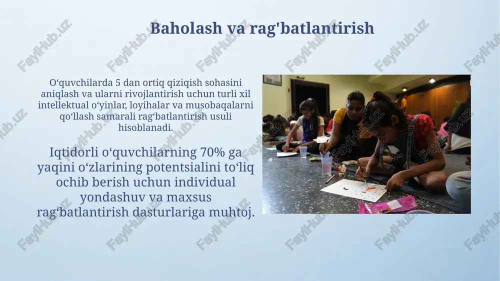 atuvchanlikni va noyob yechimlarni topish imkoniyatini sezilarli darajada oshiradi. murakkab muammolarni sodda komponentlarga bo‘lish, ularni alohida hal qilish va natijalarni birlashtirish, muammo hal qilish qobiliyatini 2 barobar oshirishi mumkin, bu esa talabalarning o‘ziga ishonchini kuchaytiradi. ota-onalar bilan hamkorlik bolalarni rag'batlantirish uchun 3-5 ta muvaffaqiyat mezonlarini belgilash va ularga erishish uchun ota-onalar bilan hamkorlikda qadam-baqadam rejani tuzib chiqish kerak. ota-onalarning bolaning o'quv faoliyatidagi muvaffaqiyatlarini kuzatish va ularga muntazam (haftada kamida 1 marta) axborot berish orqali o'zaro hamkorlikni mustahkamlash mumkin. iqtidorli o'quvchilarni aniqlash iqtidorli oʻquvchilarni aniqlashda, ularning intellektual koʻrsatkichlarini (iq) oʻlchash uchun standartlashtirilgan testlardan, masalan, veksler shkalalaridan foydalanish 130 balldan yuqori natijalarni berishi mumkin. kuzatuvlar, portfel baholash va oʻziga xos ishlarning namunalarini tahlil qilish orqali 3 yoki undan ortiq sohada yuqori qobiliyatlar namoyon boʻlgan oʻquvchilarni aniqlash mumkin. ijodiylikni rivojlantirish guruhdagi o‘quvchilar soni 10 dan oshmasligi va har bir ijodkorlik faoliyatiga kamida 2 ta baholash mezonlarini qo‘llash ijodiy natijalarning sifatini yaxshilaydi. ijodkorlikni rivojlantirishda …