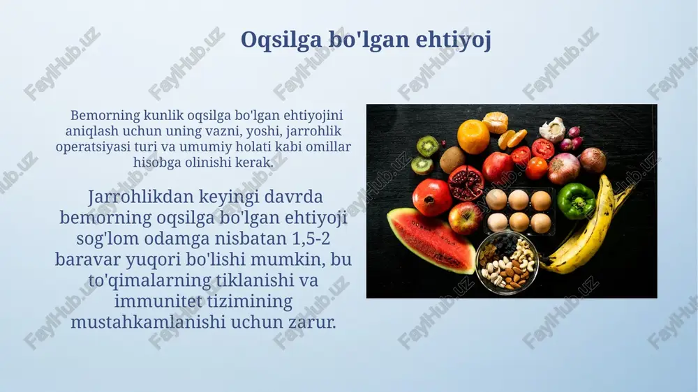 huning uchun jarrohlikdan keyin kuniga 500 mg gacha c vitamini iste'mol qilish tavsiya etiladi. jarrohlikdan keyingi davrda vitamin d yetishmovchiligi suyaklarning tiklanishini sekinlashtirishi mumkin, shuning uchun kuniga kamida 600 iu dozada qo'shimcha qabul qilish tavsiya etiladi. ovqatlanish rejimi ovqat hazm qilish tizimining funksiyasi tiklangandan so'ng, asta-sekin tola miqdori yuqori bo'lgan ovqatlarni, masalan, sabzavot va mevalarni qo'shish kerak, bu ichak harakatini yaxshilaydi. bemorning yoshi, operatsiya turi va umumiy holatiga qarab, kunlik kaloriyalar miqdori 1500 dan 2500 kkal gacha bo'lishi mumkin, bu esa oqsil va vitaminlarning yetarli miqdorini o'z ichiga oladi. uglevodlar va yog'lar semirib ketish xavfi bo'lgan bemorlarda, jarrohlikdan keyingi davrda yog'larning iste'molini kunlik kaloriyaning 25% dan oshmasligi, to'yingan yog'lar miqdorini cheklash muhim. jarrohlikdan keyingi dastlabki 24-48 soat ichida bemorlarga kam miqdorda, ya'ni 1000-1500 kkal gacha, oson hazm boʻladigan uglevodlar va yog'lardan iborat parhez tavsiya etiladi. e'tiboringiz uchun rahmat @taqdimot_robot image4.png image5.jpg image6.jpg image7.jpg image8.jpg image9.jpg image10.jpg image11.jpg image12.jpg image13.jpg image14.jpg …