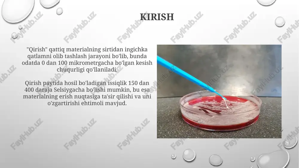 alarga olib kelishi mumkin. namuna tayyorlashda kapillyar naychalardan foydalanishda, moddaning zich joylashishi juda muhim, aks holda, havo bo'shliqlari tufayli erta suyuqlanish holatlari kuzatilishi mumkin, bu esa xatolikka olib keladi. qizdirish tezligi qizdirish tezligi kristallanish jarayoniga ta'sir qiladi; juda tez qizdirish namunaning termal muvozanatga erishishiga to'sqinlik qilib, aniq erish nuqtasini aniqlashni qiyinlashtiradi. namuna eritish uchun qizdirish tezligi darajasini aniqlashda tajribali tekshiruvchi, odatda, dastlabki harorat ko'tarilishini 10 °c/min ga o'rnatadi va erishga yaqinlashganda 1-2 °c/min gacha sekinlashtiradi. kalibrlash kalibrlash - bu o'lchash vositasining ko'rsatkichlarini ma'lum aniqlikdagi etalon bilan taqqoslash orqali 0 qiymatni to'g'rilash jarayoni bo'lib, xatolikni minimallashtiradi. kalibrlash jarayonida, asbobning ko'rsatkichlari mos kelmasa, tuzatish koeffitsientlari yoki jadval tuziladi, bu esa 100% aniq natijalarni kafolatlamasa ham sezilarli yaxshilaydi. eruvchanlik nuqtasining ahamiyati eruvchanlik nuqtasi moddaning tozaligini aniqlashda muhim rol o'ynaydi; tor intervaldagi erish harorati yuqori tozalikni ko'rsatadi, odatda 1-2 daraja selsiy atrofida. eruvchanlik nuqtasi identifikatsiya uchun asosiy xususiyatdir; noma'lum moddaning erish haroratini ma'lum bir …