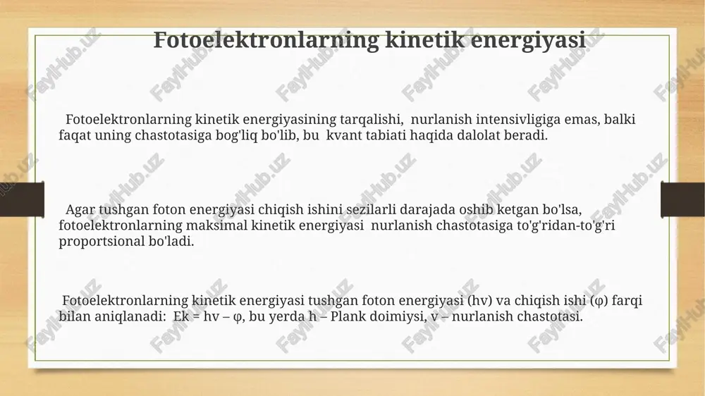 o'lqin uzunligining o'zgarishi tarqalish burchagiga bog'liq bo'lib, 180° burchak ostida tarqalganda maksimal (λ' - λ = 2h/mc) ga etadi. to'lqin uzunligining o'zgarishi δλ = h/mc(1-cosθ) formulasi bilan aniqlanadi, bu yerda h - plank doimiysi, m - elektronning massasi, c - yorug'lik tezligi, θ - tarqalish burchagi. fotonning energiyasi kamayishi va to'lqin uzunligining o'sishi elektronning kinetik energiyasining ortishi bilan bog'liq bo'lib, energiya va impulsning saqlanish qonunlariga bo'ysunadi. tashqi fotoeffekt nima? tashqi fotoeffektda chiqadigan elektronlar soni nurlanish intensivligiga to'g'ridan-to'g'ri proportsional, lekin ularning maksimal kinetik energiyasi nurlanish chastotasiga bog'liq. tashqi fotoeffekt, metall yuzasiga 10 14 -10 15 gts chastotali elektromagnit nurlanish tushganda elektronlarning chiqishi jarayonidir. metallning ish funksiyasi (φ) - elektronni metalldan uzib chiqarish uchun zarur bo'lgan minimal energiya miqdorini ifodalaydi va materialning xususiyatiga bog'liq. fotoeffekt qonunlari chiqarilgan elektronlarning maksimal kinetik energiyasi kmax = hν - φ tenglamasi bilan aniqlanadi, φ esa metallning chiqish ishi hisoblanadi (odatda bir necha elektronvolt). agar nurlanish chastotasi …