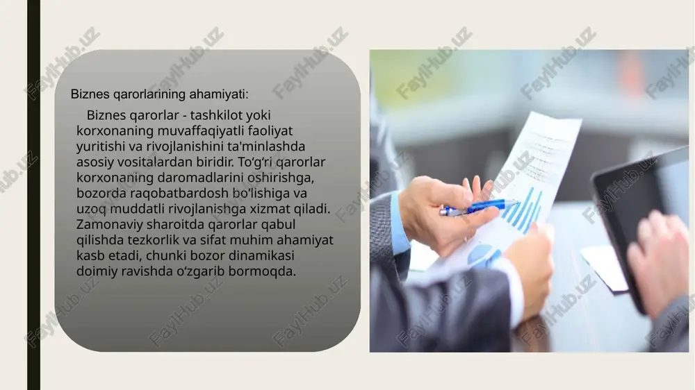 lardan samarali foydalanish strategiyasini tuzadi. xavflarni minimallashtirish: tashqi xavf-xatarlarni oldindan aniqlash va ularga qarshi choralarni belgilash orqali korxona barqarorligini ta’minlash mumkin. 3. pest tahlili: tashqi muhitni tahlil qilish. pest tahlili tushunchasi va maqsadi pest tahlili – tashqi muhit omillarini o‘rganish orqali biznes strategiyasini shakllantirish uchun qo‘llaniladigan usuldir. u to‘rtta asosiy omilni tahlil qiladi: 1.political (siyosiy), 2.economic (iqtisodiy), 3.social (ijtimoiy), 4.technological (texnologik). bu usul korxonaning tashqi muhit bilan o‘zaro ta'sirini baholashga yordam beradi. pest tahlilining maqsadi – tashqi o‘zgarishlarga moslashish va strategik qarorlar qabul qilish jarayonida bu omillardan foydalanishdir. pest tahlilining biznes strategiyasiga ta’siri: pest tahlili yordamida korxona quyidagi strategik afzalliklarga ega bo‘ladi: tashqi omillarga moslashish uchun ehtiyot choralarini ko‘radi. bozor sharoitlariga mos strategiyalar ishlab chiqadi. xatarlarni oldindan aniqlab, resurslarni samarali taqsimlaydi. yangi imkoniyatlarni aniqlab, innovatsion loyihalarni amalga oshiradi. amaliy misol: agar bir kompaniya pest tahlilida texnologik innovatsiyalar orqali raqobatbardoshlikni oshirish imkoniyatini ko‘rsa, u yangi texnologiyalarni joriy etishga ko‘proq mablag‘ ajratadi. …