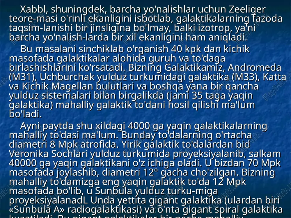 rganish bilan tasdiqlangan. bu o'zgarish, kutilganidek, juda kichik miqdorni tashkil etib, u o'lchash aniqligi chegarasida kuzatildi. biroq, barcha galaktikalar va o'tagalaktikalar ulkan massala-rining ta'siri, fazoda sezilarli kattalikdagi egrilikni vujudga keltirib, fazoning xossalariga, binobarin, butun koinot evolutsiyasiga sezilarli ta'sir qiladi. koinot bo'ylab massaning ixtiyoriy taqsimlanishida nisbiylik nazariyasi asosida fazo va vaqtning xossalarini aniqlash masalasi juda murakkab masalalardan bid bo'lib, uning yechimini topish juda mushkul. shuning uchun ham mazkur masalani qo'yishdan oldin koinot tuzilishining ma'lum sxemasini qabul qilishga to'g'ri keladi. koinotning modeli deb yuritiluvchi bunday sxemalarning eng soddasi quyidagi holatlarga asoslanadi: — koinotda, katta masshtablarda modda bir tekis taqsimlangan; — fazoning xossalari hamma yo'nalishlarda bir xil (izotrop). bunday fazo ma'lum egrilikka ega bo'lib, unga mos model koinotning birb insli izotrop modeli deyiladi. koinotning bir jinsli izotrop modeli uchun yaratilgan eynshteynning tortishish nazariyasiga oid tenglamalari yechi-mining ko'rsatishicha, uning ayrim bir jinsli bo'lmagan qismlari orasidagi masofa o'zgarmas saqlanib qola olmaydi. bu degani koinot yoki …