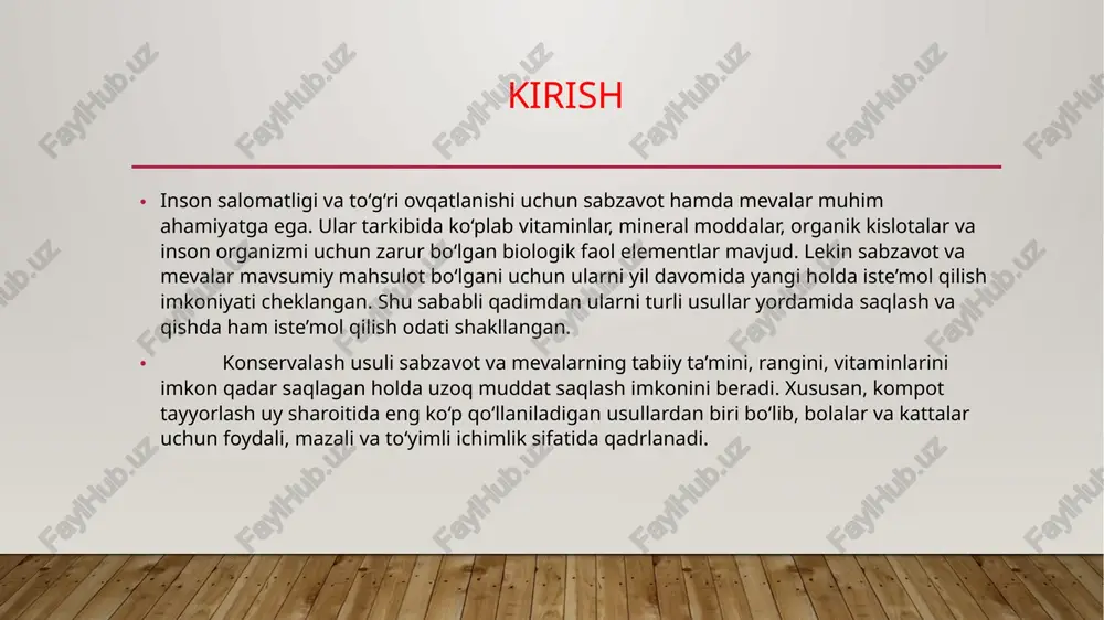 haroitda saqlanishiga bog‘liq. harorat: +5 °c dan +20 °c gacha bo‘lgan salqin joyda saqlanishi lozim. juda issiq joyda saqlansa, kompot achiydi yoki rangini o‘zgartiradi. yorug‘lik: to‘g‘ridan-to‘g‘ri quyosh nuri bankalardagi vitaminlarni tez yo‘qotadi, shuning uchun kompot qorong‘i joyda saqlanishi kerak. joylash: bankalar qopqog‘i yuqoriga qaratilgan holda, bir-biriga qattiq urilmaydigan qilib terib qo‘yiladi. 2. botulizm va boshqa buzilishlarning oldini olish konservalangan mahsulotlarda eng xavfli kasalliklardan biri bu botulizmdir. u clostridium botulinum bakteriyasi tufayli yuzaga keladi. botulizm havo kirmagan joyda, to‘g‘ri sterilizatsiya qilinmagan bankalarda rivojlanadi. buni oldini olish uchun:banka va qopqoqlarni albatta sterilizatsiya qilish kerak. kompotga faqat toza, chirimasdan saralangan mevalar solinadi..qopqoq shishib qolsa yoki bankadan achchiq hid kelsa, mahsulot iste’mol qilinmaydi. 3. tayyor mahsulot sifat ko‘rsatkichlari yaxshi tayyorlangan kompot quyidagi xususiyatlarga ega bo‘ladi:.rangi – tiniq, mevalarning tabiiy rangiga yaqin, loyqa bo‘lmasligi kerak. ta’mi – shirin yoki nordon-shirin, meva hidi yaqqol seziladi..hidi – yoqimli, tabiiy meva hidi bo‘lishi kerak. tarkibi – mevalar butun …