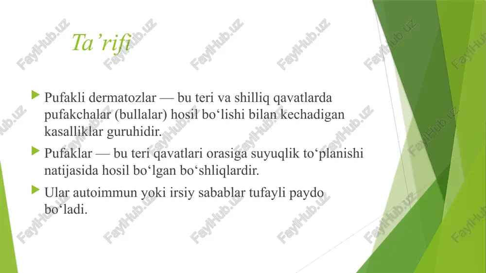 kib oladi → bu joyda yallig‘lanish reaksiyasi boshlanadi. yallig‘lanish natijasida hujayralar orasidagi birikmalar uziladi. hujayralar orasida bo‘shliq paydo bo‘ladi, bu bo‘shliqqa suyuqlik to‘planadi. shu suyuqlik to‘plangan joy — pufak (bulla) hosil qiladi. pufak yorilsa, u joyda eroziya (yara) paydo bo‘ladi. misol: pemfigus vulgarisda antitana desmoglein-3 oqsiliga qarshi hosil bo‘ladi → bu oqsil epidermis hujayralarini bir-biriga bog‘lab turadi → ular ajraladi → pufak hosil bo‘ladi. 2. irsiy pufakli dermatozlarning patogenezi mexanizm: genetik nuqson tufayli teri qatlamlarini bog‘lab turuvchi oqsillar (keratin, kollagen, laminin) to‘liq yoki to‘g‘ri ishlab chiqilmaydi. shu sababli teri nozik, mo‘rt va mustahkamsiz bo‘ladi. ozgina ishqalanish, bosim yoki harakat → teri qatlamlari ajraladi. ajralgan joyda suyuqlik to‘planadi → pufak hosil bo‘ladi. misol: epidermolysis bullosa — bu irsiy shakl bo‘lib, bola tug‘ilganidan boshlab terisi juda sezuvchan bo‘ladi, kichik shikastda ham pufak chiqadi. 3. umumiy yakuniy natija: har ikkala holatda ham: teri qatlamlari orasidagi bog‘lanish buziladi, bo‘shliq hosil bo‘ladi, suyuqlik to‘planadi, natijada …