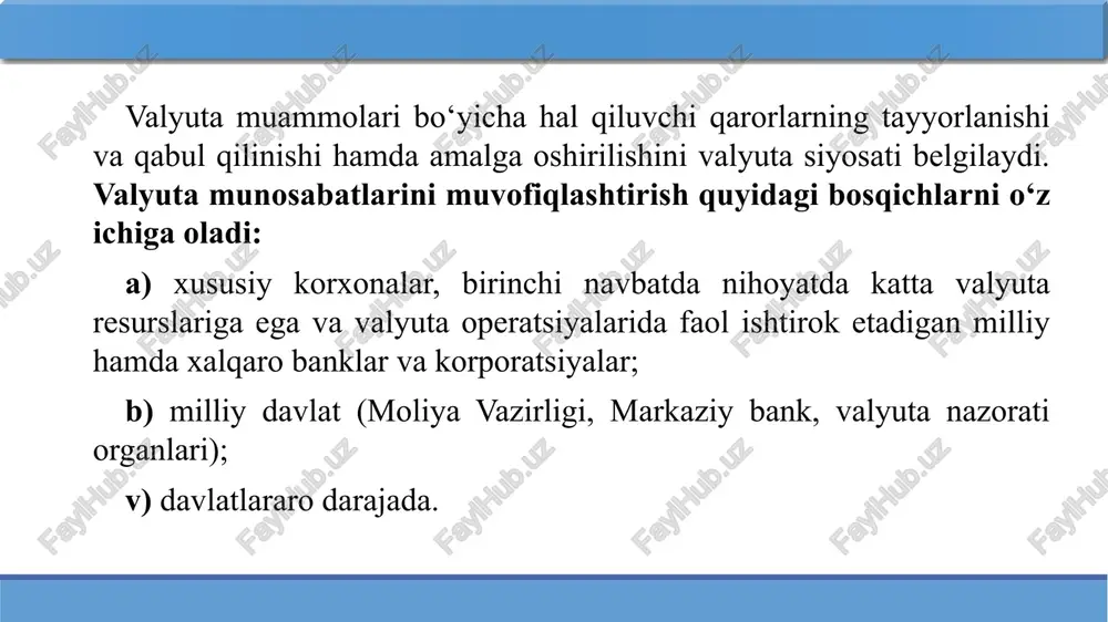 diy hamda boshqa, ya’ni davriy o‘zgarishlar, inflyatsiya darajasi, iqtisodiyotga davlatning aralashuv darajasi, markaziy bank va davlatning byudjet-soliq siyosati va h.k. omillarga bog‘liq. valyuta interventsiyasi. markaziy bankning deviz siyosatining eng keng tarqalgan shakli, valyuta interventsiyasi hisoblanadi. markaziy bankning milliy valyuta kursiga ta’sir etish maqsadida valyuta bozorida chet el valyutalarini sotib olish yoki sotishiga valyuta interventsiyasi deyiladi. devalvatsiya- milliy valyutaning chet el valyutalariga yoki xalqaro hisob-kitob pul birliklariga nisbatan qadrining tushishidir. aytaylik, 1 aqsh dollari = 12 000 so‘m edi. agar hukumat devalvatsiya e’lon qilsa va endi 1 dollar = 13 500 so‘m bo‘lib qolsa — bu devalvatsiya hisoblanadi. davlat odatda devalvatsiyani quyidagi sabablarga ko‘ra amalga oshiradi: eksportni rag‘batlantirish uchun — milliy valyuta arzonlashganda, xorijiy xaridorlar uchun mamlakat tovarlari arzonlashadi → eksport oshadi. importni kamaytirish uchun — tashqi tovarlar qimmatlashadi → ichki ishlab chiqaruvchilarni qo‘llab-quvvatlaydi. to‘lov balansi muvozanatini tiklash uchun — valyuta tanqisligi yoki tashqi qarzlarni kamaytirish maqsadida. inflyatsiya yoki iqtisodiy inqiroz …