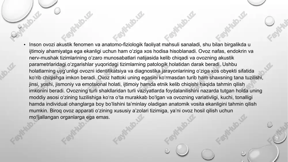 ba’zi turdagi tovush to‘lqinlarini kuchaytiradi, ayrimlarini esa so‘ndiradi. hiqildoq ovozning bevosita manbai sanaladi. undagi ovoz boylamlari (tebranuvchi torlar) tuzilishiga ko‘ra o‘ziga xos hisoblanadi.zamonaviy tadqiqotlarning aniqlashicha, ovoz mushaklari bir paytning o‘zida uch xil proyeksiyada harakatlana oladigan inson organizmidagi yagona mushak turi hisoblanadi. bunga uning cho‘zilgan spiral ko‘rinishida joylashgan va o‘rim hosil qilgan nozik tolalari imkon beradi. shu sababli ovoz mushaklari bir paytning o‘zida ham butunligicha, ham qisman tarzda soniyasiga 50 martadan 1500 martagacha tebrana oladi. ovoz boylamlari ovoz hosil qilishdan avval birikadi va taranglashadi. chiqarilayotgan nafas pastki tomondan ovoz boylamlariga bosim beradi va cho‘ziluvchan ovoz boylamlari ushbu bosim asosida tebranadi hamda hiqildoqdagi havoni harakatga keltiradi. hiqildoqning barcha mushaklari ovoz hosil qilishda ishtirok etadi; bunda ular o‘z vazifasidan kelib chiqqan holda turli darajada qisqaradi. kalla-bosh miya nervlarining (kbmn) x jufti – adashgan nervning harakatlantiruvchi tolalariga kelayotgan impulslar ushbu mushaklarning qisqarishini ta’minlaydi. fonatsiya paytida ovoz boylamlarining qisqarishi, bo‘g‘im xaltachalarining taranglashishi va hiqildoq tog‘aylarining …