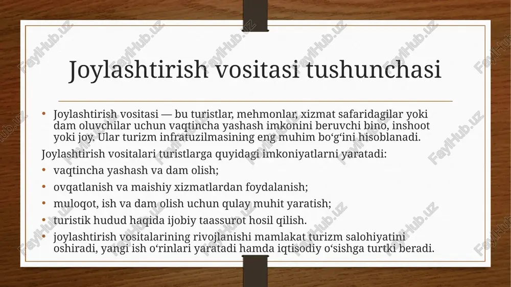 o‘rganish quyidagi imkoniyatlarni beradi: turizm infratuzilmasini rivojlantirish; mehmonxona va dam olish obyektlarini to‘g‘ri loyihalash; xizmat sifatini oshirish va mijozlar ehtiyojini qondirish; ekologik va innovatsion yechimlarni tatbiq etish; mahalliy iqtisodiyotni qo‘llab-quvvatlash va yangi ish o‘rinlari yaratish. 2-topshiriq iso 22483:2020 standarti haqida umumiy ma’lumot 🔹 to‘liq nomi: iso 22483:2020 — tourism and related services — hotels — service requirements. (o‘zbekistonda: o‘z dst iso 22483:2022 sifatida qabul qilingan.) 🔹 standartning maqsadi: turizm va mehmonxona xizmatlarida yagona xalqaro sifat darajasini belgilash, ya’ni mehmonxonalarda xizmat ko‘rsatishning minimal talablarini aniqlash iso 22483 bo‘yicha xizmat yo‘nalishlari standart 9 ta asosiy xizmat yo‘nalishini belgilaydi: aloqa va ma’lumot xizmatlari bronlash va ro‘yxatdan o‘tkazish (front desk) xonalar sifati va tozaligi oshxona va ovqatlanish xizmatlari xavfsizlik va himoya tizimi texnik xizmat ko‘rsatish mijoz mamnuniyati va shikoyatlar tizimi xodimlarning malakasi va kiyinish standartlarim ekologik va ijtimoiy mas’uliyat 3 yulduzli joylashtirish vositalari uchun talablar 💠 umumiy tavsif: 3 yulduzli mehmonxona — bu standart …
