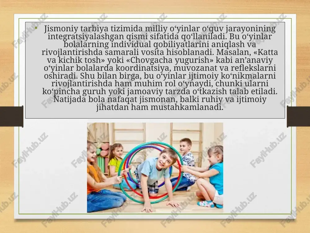 ishda avval oddiy o‘tkazish va ushlash, keyinchalik esa zarba va yugurish elementlarini qo‘shish mumkin. shu tariqa, harakatli o‘yinlar sport mashg‘ulotlarini tabiiy va quvnoq muhitda amalga oshirishga xizmat qiladi. shuningdek, metodikada individual yondashuvni ham hisobga olish zarur. har bir bola harakat tezligi, chidamliligi va koordinatsiya qobiliyati bo‘yicha farq qiladi. shu sababli o‘yinlarni moslashtirish va murakkablik darajasini oshirib borish orqali barcha o‘quvchilar uchun samarali mashg‘ulot tashkil etish mumkin. guruhli o‘yinlar esa jamoaviy ko‘nikmalarni rivojlantiradi, raqobatni rag‘batlantiradi va sportga qiziqishni oshiradi. metodika samaradorligini oshirish uchun o‘yinlarni muntazam ravishda rejalashtirish, ularning davomiyligi va intensivligini to‘g‘ri belgilash zarur. shu bilan birga, harakatli o‘yinlar o‘quvchilarning motivatsiyasini oshiradi, ular sport mashg‘ulotlarini qiziqarli va mazmunli deb qabul qiladi. bu esa sport ko‘nikmalarini tez va sifatli shakllantirishga yordam beradi. shu tariqa, harakatli o‘yinlar orqali sport ko‘nikmalarini shakllantirish nafaqat jismoniy tarbiya, balki pedagogik va psixologik jihatdan ham samarali hisoblanadi. 3. o‘yinlar orqali bolalarda jismoniy sifatlarni (chaqqonlik, kuch, chidamlilik) rivojlantirish yo‘llari …