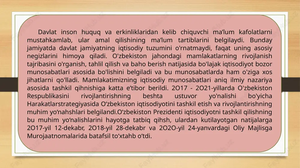 i saqlanib qolingan. shuningdek, barcha mulk shakllarini teng huquqligi, himoya qilinishi, xususiy mulkni daxlsizligi, mulkdor mulkidan tegishli asoslarsiz, sud qarorisiz mahrum qilinmasligi prinsiplari belgilangan. davlat ana shu prinsiplarni amalga oshirishni ta’minlaydi va jamiyat iqtisodiy negizlarining huquqiy asoslarini mustahkamlash vazifasini bajaradi. shunday qilib, jamiyatning iqtisodiy negizlari, bu - xilma-xil mulk shakllari (ommaviy, umumxalq va xususiy mulk) turli qonunga muvofiq tashkil qilinadigan iqtisodiy faoliyat, barcha mulklarni bab-baravar muhofaza qilish mexanizmlaridan iboratdir. bozor iqtisodiyoti sharoitida davlatning iqtisodiy boshqarish faoliyati cheklanadi. shu sababli o'zbekiston prezidenti «... iqtisodiyoini boshqarishda davlat aralashuvini keskin kamaytirish lozim», deb aniq ko'rsatma bergan. mulk shakllari, ularning teng huquqliligi o'zbekiston konstitutsiyasining 65-moddasi qoidalaridan kelib chiqilsa, o'zbekistonda mulk turli shakllarda mavjud bo'lishi ayon bo'ladi. konstitutsiyaning shu normasi asosida mamlakatda xususiy mulk va umummilliy boylik hisoblanuvchi davlat mulki mavjudligini ko'rish mumkin. umummilliy boylik hisoblanuvchi obyektlar konstitutsiyada bevosita davlat mulki deb atalmasada, boshqa qonunlarda ularning davlat mulki maqomi ko'rsatib qo'yilgan. konstitutsiyaning shu moddasida mulk …