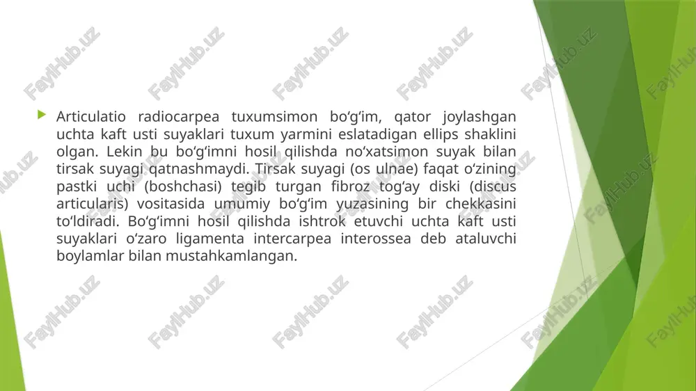 – kaft usti va kaft suyaklari o‘rtasidagi bo‘g‘imlar ikkinchi qatordagi kaft usti suyaklarining pastki yuzalari bilan kaft suyaklarining ustki (proksimal) uchlari o‘rtasida hosil bo‘ladi. bosh barmoqlarning kaft suyagi bilan katta ko‘p burchakli suyak o‘rtasidagi bo‘g‘im mustaqil bo‘lib, u yerda keng bo‘g‘im xaltasi bor. bo‘g‘imning shakli egarsimon, shu sababli ikkita kesishgan o‘q atrofida ikki tomonlama erkin harakat qila oladi, ya’ni bitta o‘q atrofida bosh barmoq o‘zining yon tomoni bilan ikkinchi (ko‘rsatkich) barmoqqa yaqinlashib uzoqlashsa, ikkinchi o‘q atrofida u boshqa barmoqlarga qarama-qarshi (oppositio) bukiladi. qolgan to‘rtta barmoqning kaft suyaklari bilan kaft usti suyaklari o‘rtasidagi bo‘g‘imlarning harakati juda ham chegaralanganidan ular kam harakatli bo‘g‘imlar guruhiga kiritiladi. ular kaft (old) tomondan va orqa tomondan ligamentum carpometacarpeae palmaria va ligamenta carpometacarpeae dorsalia deb ataluvchi boylamlar vositasida mustahkamlangan. bu boylamlar tarang tortilganligi sababli bo‘g‘im harakati ancha (jimjiloqdan boshqa) chegaralangan. to‘rtta barmoq (ii–v) kaft suyaklarining ustki uchlari kengayib, bir-biriga yaqinlashganidan ular o‘rtasida kaftaro bo‘g‘imlar – articulationes intermeta …