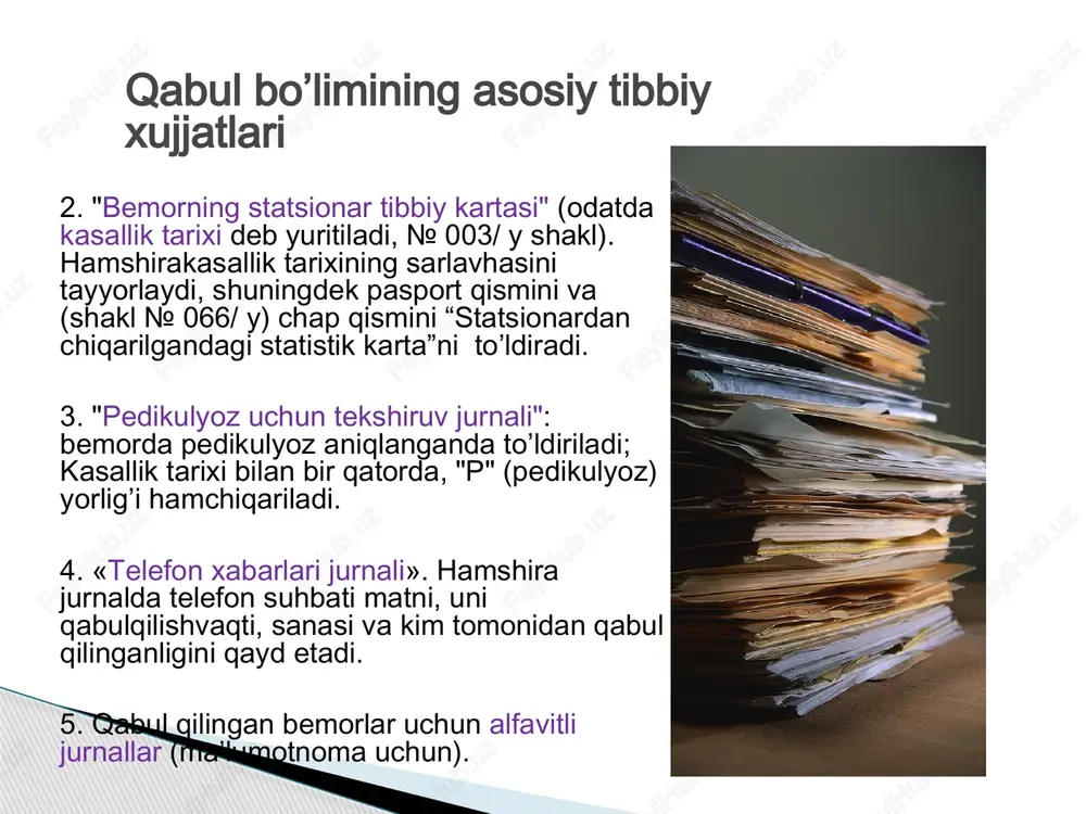 arni o’tkazib uch qismdan ushlanadi: bosh va bo’yin qismidan, toz va son tepa qismidan, son o’rta va boldir qismidan. agar transportni uchta emas ikkita sanitar olib borsa ,ularning biri bo’yin va kurak qismidan, ikkinchisi esa bel va tizza qismidan ushlashadi. kelishilgan holda birvaqtda bemor ko’tariladi va xodimlar u bilan birga 90° yotoq tomonga o’giriladi va bemorni yotqizishadi. agar zambil yotoqga juda yaqin joylashgan bo’lsa,bemor zambilni chetiga choyshab yordamida suriladi, asta ko’tarilib yotoqqa o’tkaziladi. bemorni yotoqdan zambilga ko’chirish ko’chirish algoritmi: zambilni yotoqga perpendikular holatda,uning bosh qismini yotoqning oyoqqismiga to’g’ri kelgan holdaqo’yamiz. qo’llarni kasalning tagiga olib borib:birinchi sanitar-bosh va kurak suyagidan,ikkinchisi-dumqaza va sonning tepa qismlaridan,uchinchisi sonning o’rta qismi va boldiridan ko’taradi. agar bemorni ko’chirish jarayonida ikkta sanitar ishtirok etishsa:ulardan biri qo’lini bemorni bo’yni va kuragi tagidan, ikkinchisi –bel va tizzasi tagidan ko’taradi. bir xil sinxron harakatlar bilan bemorni ko’tarib,zambil tomonga aylantirib yotqiziladi. bemorni nogironlar aravachasiga o’tirg’izish o’tirg’izish algoritmi aravani oldinga egiltirib va …
