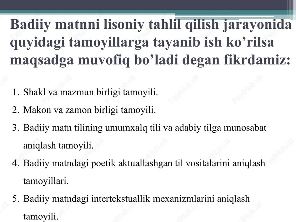 dan ilgari bormidi? qanaqa ho’kiz edi? bu suhbat qayerda, qaysi davrda, qanday odamlar o’rtasida bo’lib o’tayotganligini keltirilgan ushbu kichik parchadan ham bilsa bo’ladi. savol ham qisqa, javob ham. savol berish tarzida kibr, mensimaslik, voqelikka arzimas bir narsaga qarayotgandek beparvo munosabat seziladi. piching, kesatiq va masxara ohangi aniq aks etgan. javobdan esa qahramonning soddaligi, faqirligi anglashiladi. suhbat amin huzurida bo’lib o’tyapti. shunga muvofiq rasmiy nutq elementlaridan foydalanilgan. 3.badiiy matn tilining umumxalq tili va adabiy til munosabatini aniqlash tamoyili. tahlil etilayotgan matn tilining umumxalq tili va adabiy tilga munosabatini nazarda tutishning yana bir tamoyilidir. v.v.vinogradov «badiiy adabiyot tili haqida” (1959) nomli asarida ta’kidlaganidek, badiiy adabiyot tilining tarixiy harakatini umumxalq tili hamda uning turli tarmoqlanishi tarixidan tamoman ajratilgan holda o’rganish mumkin emas. badiiy matnning ikki turini farqlash mumkin: 1) zamonaviy matn (bugun yaratilgan) 2) tarixiy matn (o’tmishda yaratilgan). zamonaviy matnning ham o’z navbatida ikki turini kuzatish mumkin, ya’ni: a) bugungi kun mavzusidagi zamonaviy …