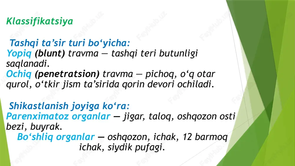 umi ajralgan. 5. v-daraja — bezning to‘liq uzilishi yoki ezilishi. ichaklar travmasi ichaklar travmasi — bu ingichka yoki yo‘g‘on ichak devorining mexanik shikastlanishi bo‘lib, natijada ichak ichidagi modda qorin bo‘shlig‘iga chiqadi va peritonit, ichki qon ketish yoki shok rivojlanadi. travma yopiq (zarba, siqilish) yoki ochiq (pichoq, o‘q, jarrohlik jarohati) bo‘lishi mumkin shikastlanish turi bo‘yicha: yuzaki (seroza yoki mushak qavati shikasti). to‘liq teshilish (ichak bo‘shlig‘i ochiladi). ezilish yoki uzilish (ichak segmenti butunlay ajraladi). joylashuviga ko‘ra: ingichka ichak travmasi (jejunum, ileum). yo‘g‘on ichak travmasi (colon). abdominal travmalarni davolash taktikasi: 1. birinchi yordam: hayotiy ko‘rsatkichlarni barqarorlashtirish (nafas, yurak, qon bosimi). shokni bartaraf etish (infuzion va analgetik terapiya). qon ketishni to‘xtatish, kislorod berish. 2. diagnostika bosqichi: fizik ko‘rik, utt, kt, diagnostik laparoskopiya. qorin bo‘shlig‘ida erkin qon yoki suyuqlik aniqlansa — operatsiya. 3. jarrohlik davosi (asosiy bosqich): laparotomiya bajariladi. shikastlangan a’zo aniqlanadi. qon ketish to‘xtatiladi (gemostaz). shikastlangan joy tikiladi yoki zararlangan qism olib tashlanadi (rezektsiya). …