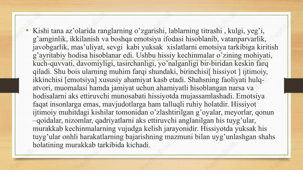 di. yuqorida vaytganimizdek hissiyot bilan emotrsiya tushunchasi nbir doirada qo’llaniladi. ammo hissiyot emotsiya tushunchasiga nisbatan kengroq doirada bo’ladi. shu jumladan professor e.g’oziyevning ‘’umumiy psihologiya ‘’ darsligidagi emotsiya- odatda tashqi alomatlari yaqqol namoyon bo’ladigan his-tuyg’ularni, ichki kechinmalarni ifodalanishidan iborat psihik jarayonning yuzaga kelishining aniq shaklidir. hissiyot turlari hissiyot turlari asosan insonda qo’rquv, g’azab, nafrat, qayg’u, ajablanish va quvonch. hissiyot turlari; kategorik tasnifi karegorik hissiytotlarning tipik turlari ekman va frizen tomonidan taklif qilingan[1975] va ‘’katta oltilik’’ nomi bilan mashhur. ular quyidagilar; qo’rquv eng ko’p o’rganilgan hissiyotlardan biridir va bu psihologiya bo’yicha tadqiqotchilar va nazoratchilarda eng kotts qiziqish uyg’otdi. bu haqiyqiy va hozirgi xavf oldida paydo bo’ladigan tuyg’u. u bizning ruhiy yoki jismoniy farovonligimizga tahdit solganda faollashadi[biz zarar olamiz yoki havf ostida deb o’ylaymiz]. ushbu faollashuv tanani qochish uchun energiya bilan taminlash yoki qaysidir manoda qo’rqqanlarga qarshi turish uchun mo’ljallangan. bazida qo’rquvni qo’zg’atadigan omillarni aniqlash qiyin, chunki bu juda katta farq qilishi mumkin. …