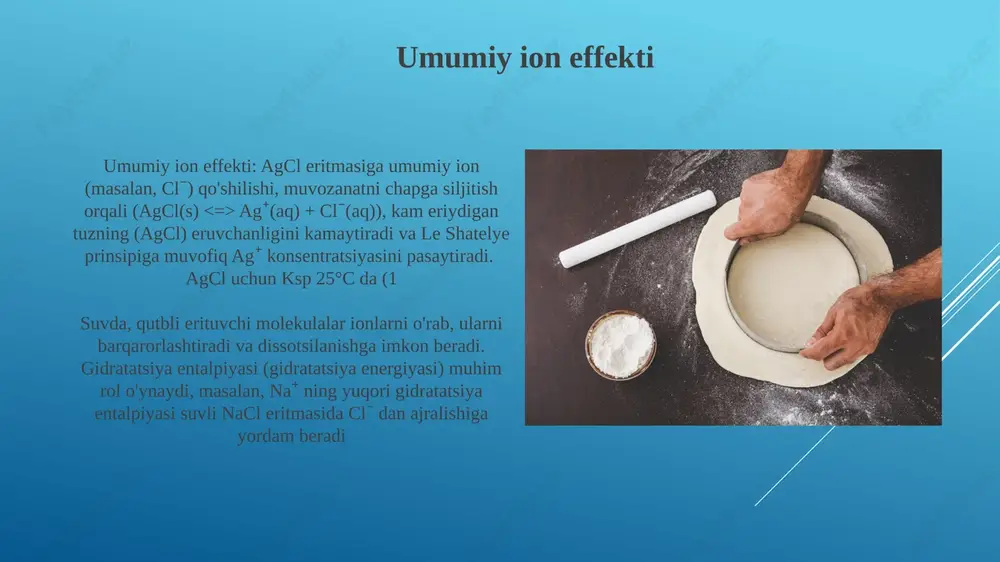 oladi; suvning yuqori dielektrik doimiysi 25°c da bu kuchni kamaytiradi, suvli eritmalarda ajralishni osonlashtiradi; dissosiatsiya doimiysi (kₐ) bu muvozanat jarayonini miqdoriy baholaydi. suvda dissotsiatsiya jarayoni suv (h₂o) 25°c da elektrolitik dissotsiatsiyaga uchrab, gidroniy ionlari (h₃o⁺) va gidroksid ionlari (oh⁻) hosil qiladi, standart sharoitda kw qiymati 1.0 × 10⁻¹⁴ ga teng arrhenius tomonidan taklif qilingan elektrolit dissotsiatsiya nazariyasi suvli eritmalardagi o'tkazuvchanlikni tushuntiradi. suv kabi erituvchilarda dissotsiatsiya natijasida hosil bo'lgan ionlar (kationlar va anionlar) elektr tokini o'tkazadi. elektrolitlarning molyar o'tkazuvchanligi (s/m da, ma'lum haroratda o'lchanadi) ion dissotsiatsiyasi darajasini to'g'ridan-to'g'ri aks ettiradi. ionli muvozanat suvning dipol momenti kabi erituvchi bilan o'zaro ta'sir natijasida neytral molekuladan ionlarning ajralishi dissotsilanish jarayoni hisoblanadi ionlarning eritmadagi dissotsiatsiyasi va assotsiatsiyasi o'rtasidagi dinamik muvozanatni ion muvozanati tavsiflaydi elektrolitik dissotsiatsiyaning kirish arreniyus (1887) elektrolitlarning dissotsilanish nazariyasini taklif qilib, nacl kabi elektrolitlar suvli eritmada (h₂o) zaryadlangan ionlarga (na⁺, cl⁻) dissotsilanishini va o'tkazuvchanlik konsentratsiyaga yetguncha orta borishini tushuntirdi. dissotsilanish darajasi (α) temperatura, …