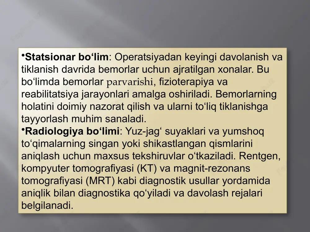 lashtirish uchun maxsus yordamchi usullar (masalan, traxeyostomiya) qo‘llanilishi mumkin. bu jarayonlar bemorning umumiy ahvolini yaxshilash va tez tiklanishiga yordam beradi. yuz-jag‘ sohasi jarohatlangan bemorlarni davolashda estetik va funktsional tiklanish, shuningdek, psixologik qo‘llab-quvvatlash muhim bosqichlardan biri hisoblanadi: estetik va funktsional tiklanish: yuz-jag‘ jarohatlari ko‘pincha bemorning tashqi ko‘rinishi va yuz funktsiyalariga jiddiy ta’sir ko‘rsatadi. shuning uchun bemorning estetik ko‘rinishi va asosiy funksiyalarini (chaynash, gaplashish, nafas olish) tiklash davolash jarayonining asosiy vazifalaridan biridir. plastik jarrohlik usullari yuzdagi deformatsiyalarni estetik jihatdan tiklash uchun ishlatiladi. shuningdek, ortognatik jarrohlik (yuz va jag‘ suyaklarining anomaliyalarini to‘g‘irlash) yordamida bemorning chaynash va gaplashish funksiyalari yaxshilanadi. bu jarayonlar nafaqat estetik ko‘rinishni, balki bemorning hayot sifati va ijtimoiy hayotini ham sezilarli darajada yaxshilaydi. psixologik qo‘llab-quvvatlash: yuz-jag‘ sohasi jarohatlari bemorlarning ruhiy holatiga kuchli ta’sir qilishi mumkin. jarohatlarning vizual ta'siri va yuzning o‘zgarishi bemorlarni stress, depressiya yoki o‘ziga ishonchsizlikka olib kelishi mumkin. shuning uchun bemorning ruhiy salomatligini ham qo‘llab-quvvatlash muhimdir. bu jarayonda psixologlar …