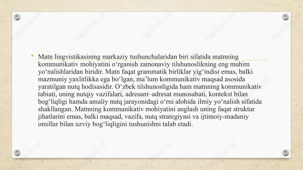 beshinchi tamoyil — matnning nutq aktlari asosida tahlil qilinishidir. nutq aktlari nazariyasiga ko‘ra, matndagi har bir gap nafaqat ma’lum mazmunni beradi, balki u orqali ma’lum bir nutq amali bajariladi — buyruq, iltimos, maslahat, tavsiya, baho berish va hokazo. o‘zbek tilida “keling”, “marhamat”, “iltimos qilamiz”, “mumkin emas”, “unga e’tibor bering” kabi birliklar nutq aktlarining turli ko‘rinishlarini aks ettiradi. bu birliklar matnning pragmatik kuchini belgilaydi. o‘zbek tilshunosligida matnning kommunikativ mohiyatini o‘rganishda kognitiv-pragmatik yondashuv ham keng qo‘llanila boshlagan. bu yondashuvga ko‘ra, matn inson tafakkurining ishlab chiqaradi, ya’ni muallif matn orqali o‘z dunyoqarashini, konseptual tizimini, madaniy qadriyatlarini ifodalaydi. o‘quvchi esa matnni qabul qilish jarayonida o‘z bilimlari, tajribasi, madaniy fondi asosida mazmunni to‘ldiradi. shuning uchun matn tahlilida kognitiv strukturalar — konseptlar, freymlar, ssenariylar ham e’tiborga olinadi. matnning kommunikativ mohiyatini o‘rganishda yana bir muhim yo‘nalish — diskurs tahlilidir. diskurs — bu matnning ijtimoiy-madaniy funksiyasi bo‘lib, u matnni hayotiy vaziyatlar bilan bog‘lab o‘rganadi. masalan, siyosiy diskursda maqsad …