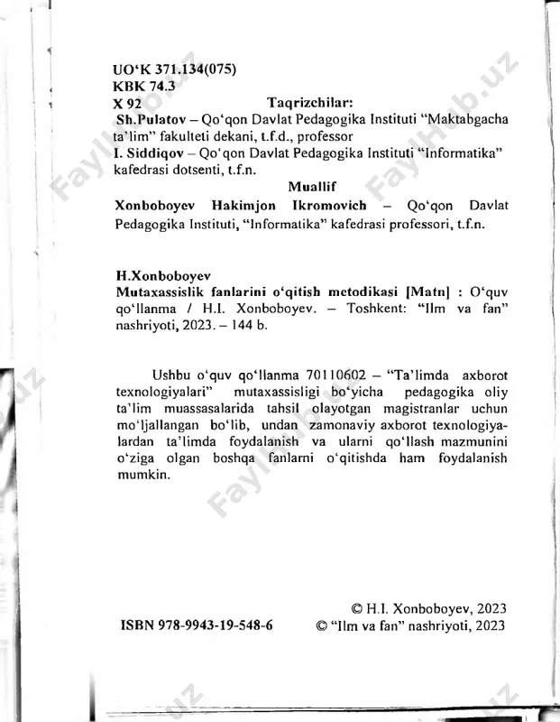 todning asosiy vazifasi — ta’lim berish, o‘rgatish. belgilari: • qat’iy tuzilmaga ega; • nutqiy-mantiqiy bayon qilish; • berilayotgan axborotning ko‘pligi. ma’ruzalar o‘qituvchilarga o‘quvchilar tajribasizlik tufayli e’tibor bermaydigan fanning muhim lahzalarini ajratib ko‘rsatish imkonini beradi. o‘quvchilar bilan o‘qituvchining birgalikdagi ushbu faoliyatini tashkil etishning santarali shartlari quyidagilardan iborat: • ma’ruzaning batafsil rejasini tuzish; • ma’ruza rejasini eshittirish; • rejaning har bir punktini yoritishdan so‘ng qisqacha umumiy xulosa qilish; 100 ul __ • ma’ruzaning bir qismidan boshqa qismiga (bo‘limiga) o‘tishda mantiqiy bog‘liqlikni ta’minlash; • muammoli bayon qilish; • yozib olish zarur bo‘lgan joylarni ajratish (yozdirish); • ma’ruzalami uning alohida holatlarini batafsil tahlil qilish imkonini beruvchi seminar-mashg‘ulotlari va amaliy mashg‘ulotlar bilan qo‘shib olib borish. ma’ruza metodidan foydalanganda ma’lumotlar, tushuntirishlar (izohlar) va faktlar ratsional ravishda taqdim etiladi. ma'ruza nietodining afzalliklari: • aniq ilmiy bilimlarga tayanadi; • vaqtdan unumli foydalaniladi; • o‘qituvchi tomonidan o‘quv jarayonini to‘liq nazorat qilish imkoniyati paydo bo‘ladi. amaliy metodlar. ta’limning amaliy metodlarida …