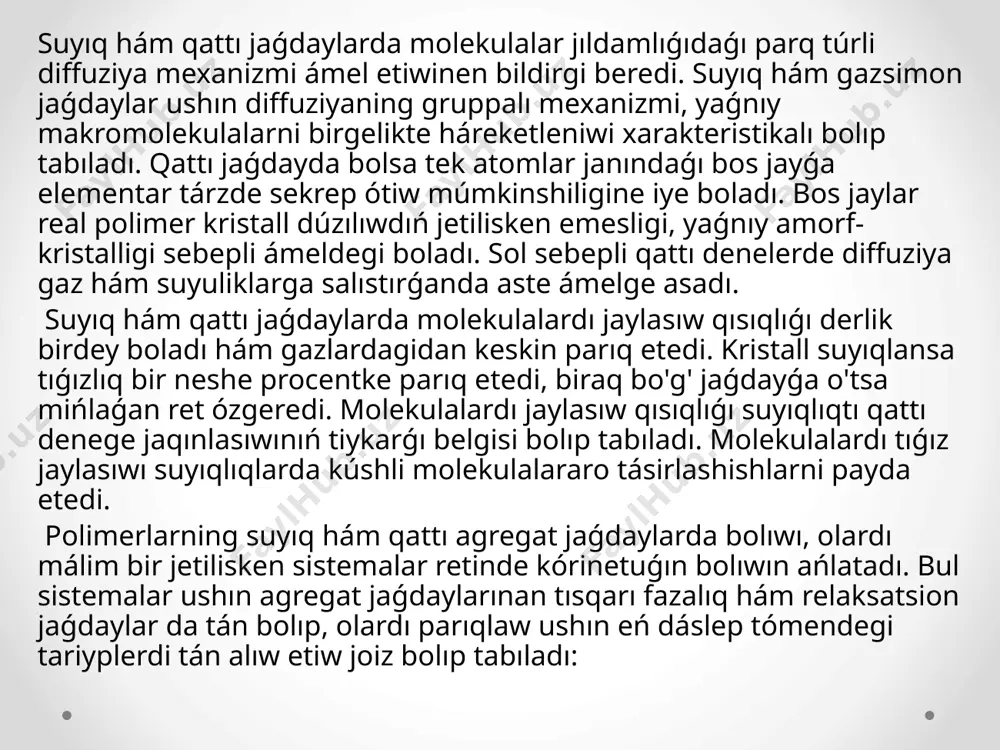 árúr bolıp tabıladı. strukturalıq faza molekulalar óz-ara jaylasıw tártibi menen parıq etedi hám oǵan muwapıq ush fazalıq kristall, suyıq hám gazsimon jaǵdaylarǵa ajratıladı : kristall fazalıq jaǵday atom yamasa molekulalardıń úsh ólshemli uzaq tártipte jaylasıwı menen xarakterlenedi. uzaq tártip delingende molekulanı ólsheminen júz hám mıń ese úlken ólshemde tártip saqlanıwı názerde tutıladı. bunda tártip bir, eki hám úsh ólshemli jónelisler boylap qáliplesken bolıwı múmkin. úsh ólshemde o'zoq tártip menen qáliplesken kristall ideal kristall tor dep ataladı. bunday kristalldı qandayda bir baǵdarı boylap polimer molekulası jaylasqan hám bir neshe kristall yacheyka yamasa tor quramına kirgen bolıwı múmkin. suyıq fazalıq jaǵday da atom hám molekulalardı jaylasıwı kristall jaǵdaydıkiga uqsas bolıp, ol jaǵdayda kristall tor qáliplespegen boladı jáne onı ádetde amorf jaǵday dep ataydılar. amorf jaǵdayda jaqın tártip saqlanadı, yaǵnıy qáliplesiw elementi molekulanı ólshemi dárejesinde boladı. bul molekula átirapında qońsılas molekulalar qanday da tártipte jaylasadı, biraq odan uzaǵıraqtaǵı molekulalar ushın hesh qanday tártip …